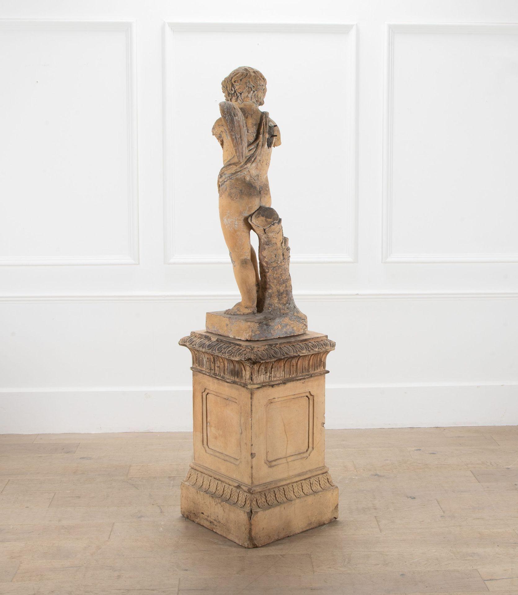 Gran figura de Eros de terracota italiana del siglo XVIII, de pie sobre un pedestal del siglo XIX.
Bellamente detallado, con pérdidas evidentes.
Con sus algo más de dos metros de altura, es una maravillosa pieza decorativa de escultura clásica.