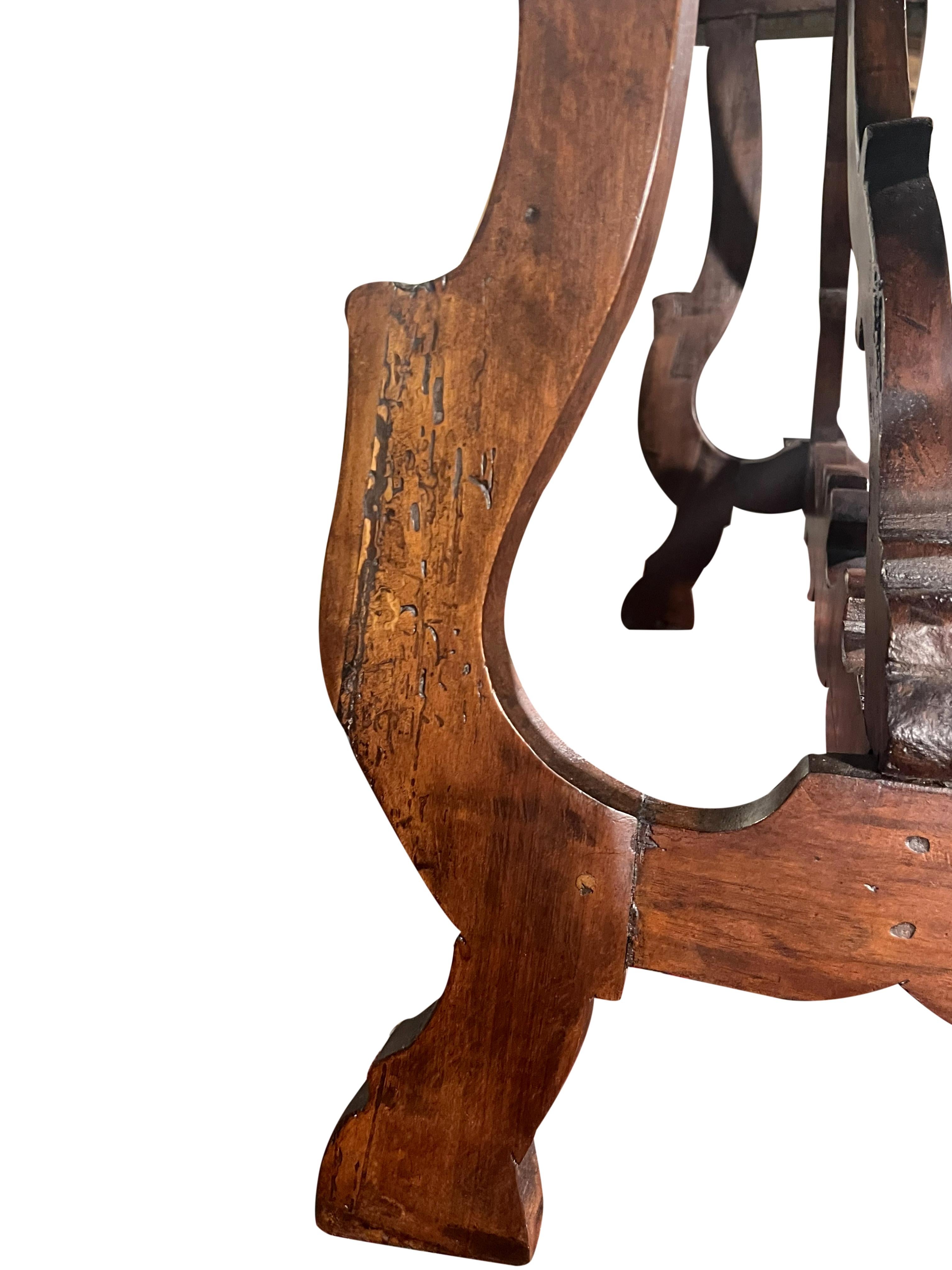  Table Fratino toscane du 18ème siècle avec pieds en forme de lyre en vente 4