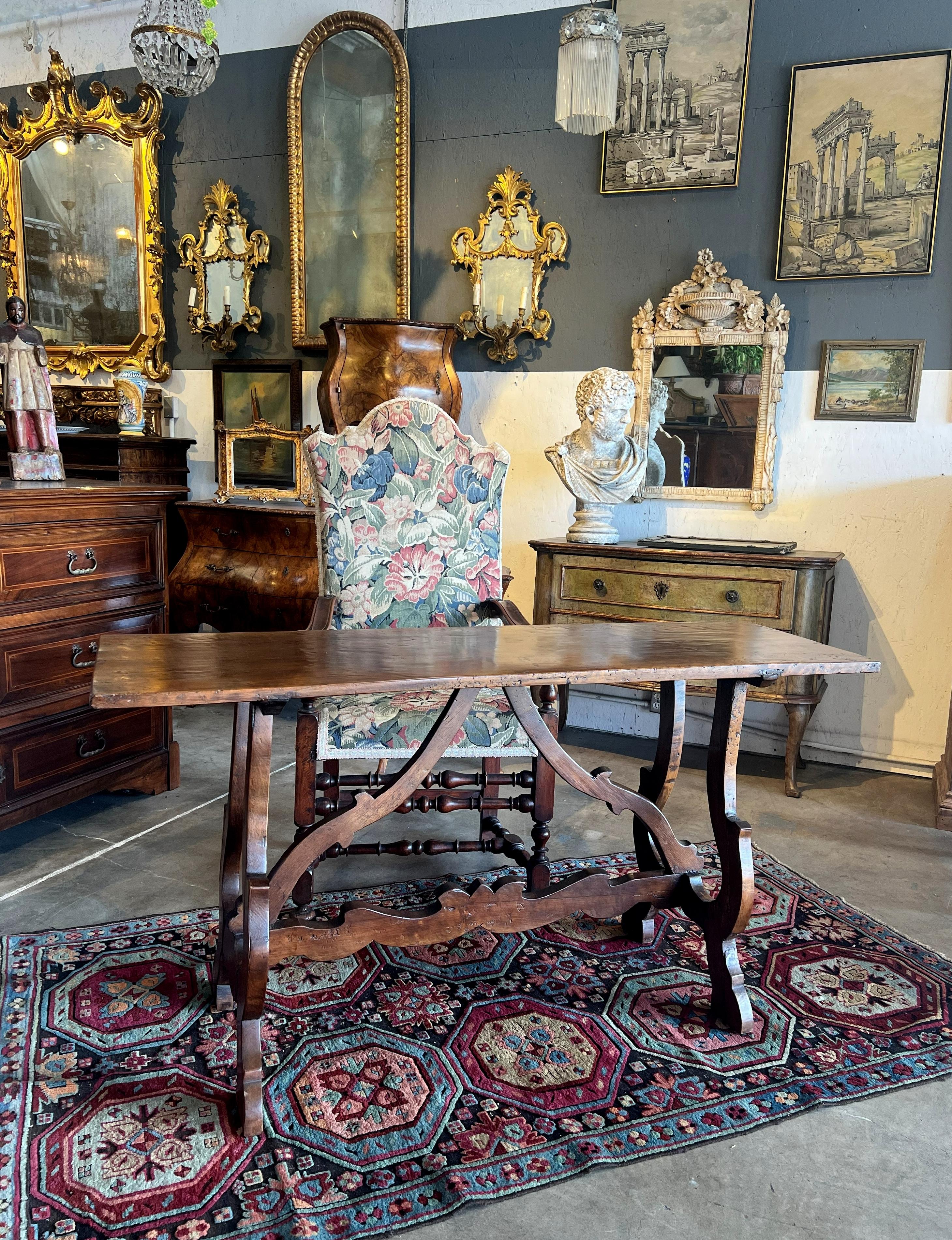 Nous vous présentons la table à pied en forme de lyre Fratino de Bellini, Italie, 18e siècle, Toscane.
Cette table est composée d'un seul plateau en noyer italien vieilli, monté directement sur quatre pieds en forme de 