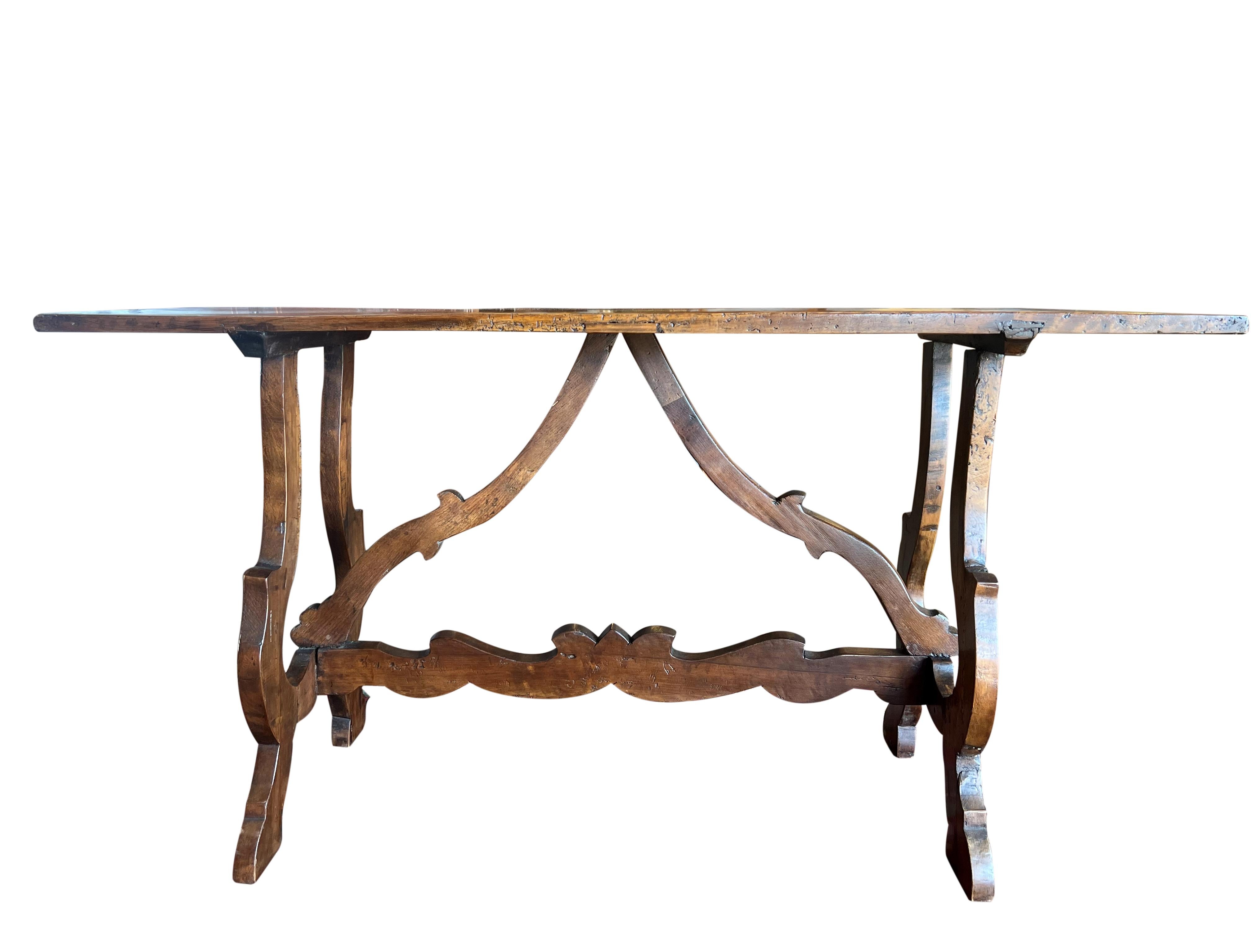  Italienischer toskanischer Fratino-Tisch aus dem 18. Jahrhundert mit Leierbeinen. (Handgeschnitzt) im Angebot