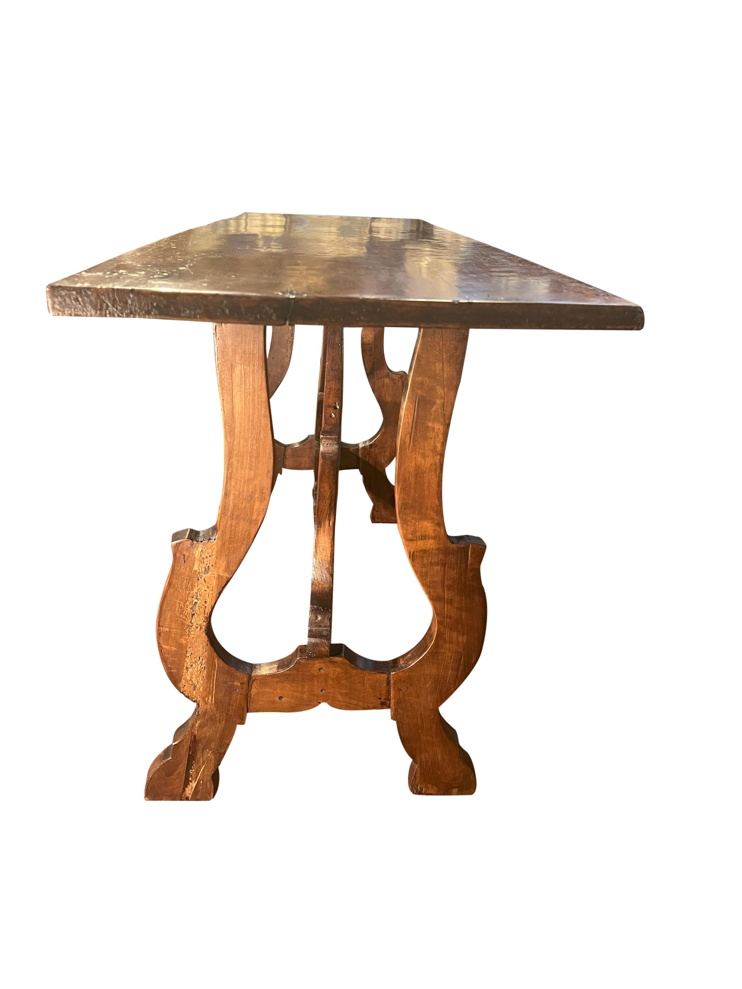  Italienischer toskanischer Fratino-Tisch aus dem 18. Jahrhundert mit Leierbeinen. im Angebot 1