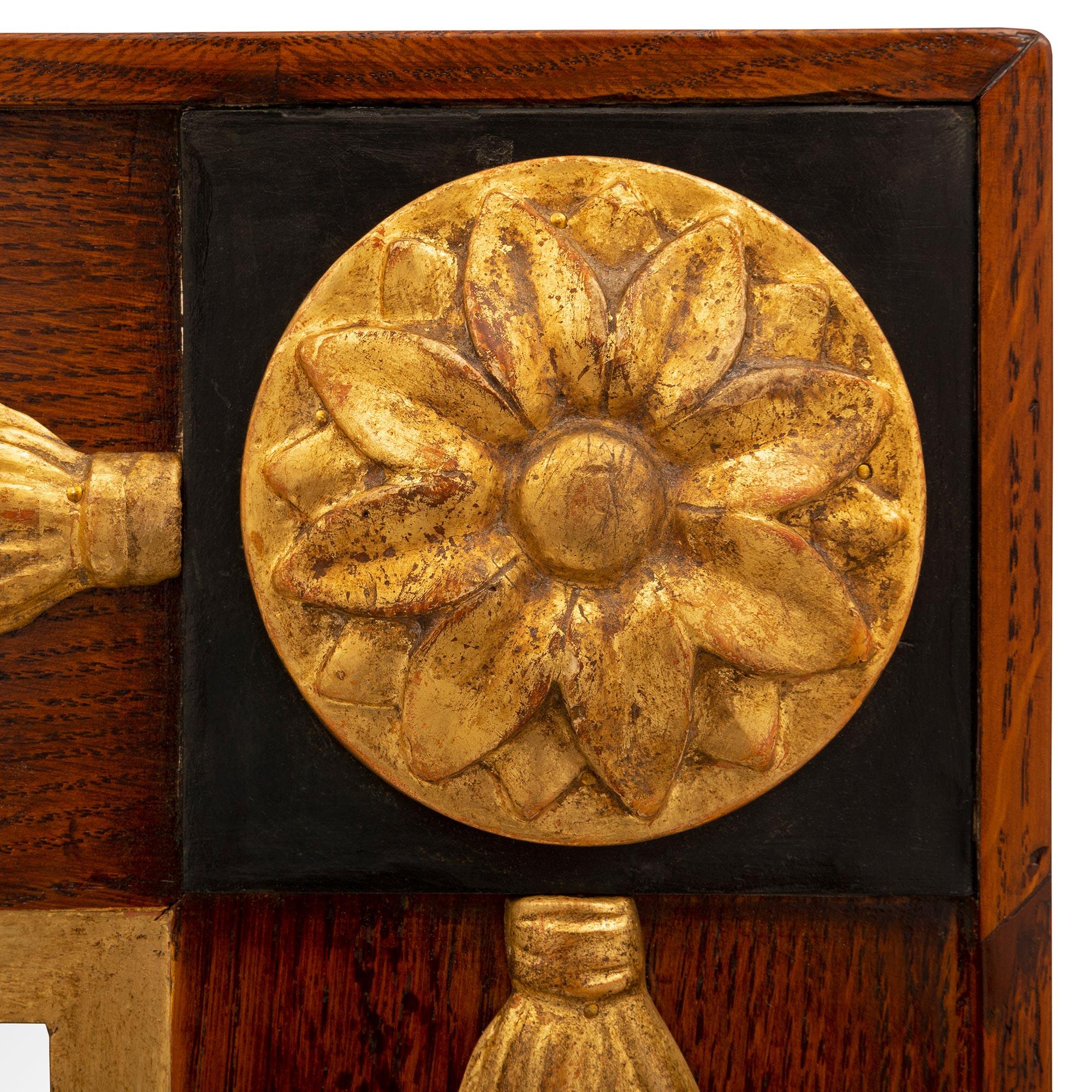 Italienischer Spiegel aus toskanischem Walnussholz, ebonisiertem Obstholz und vergoldetem Holz, 18. Jahrhundert (18. Jahrhundert und früher) im Angebot