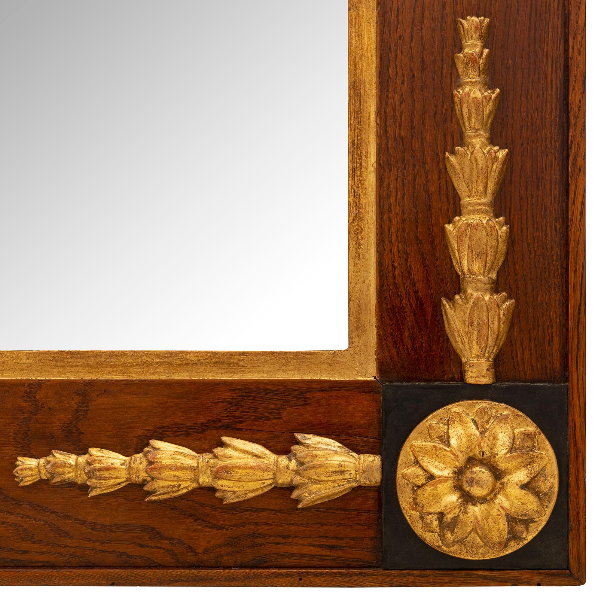 Italienischer Spiegel aus toskanischem Walnussholz, ebonisiertem Obstholz und vergoldetem Holz, 18. Jahrhundert im Angebot 1
