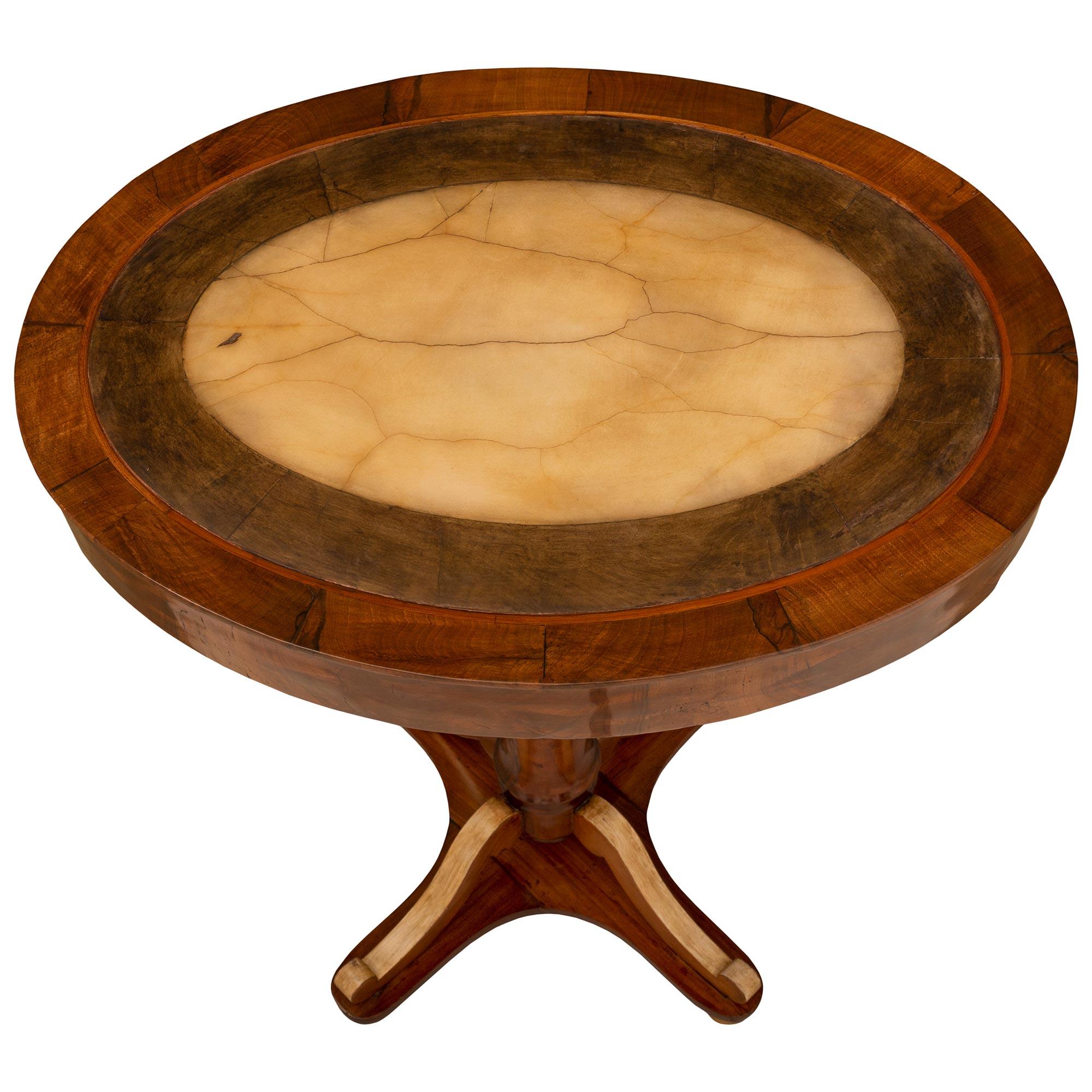 Exceptionnelle table d'appoint en noyer, bois patiné et onyx de style toscan du XVIIIe siècle. La table ovale repose sur une belle base en forme de X avec de fins pieds boules patinés, des côtés concaves et de charmants supports à volutes avec des