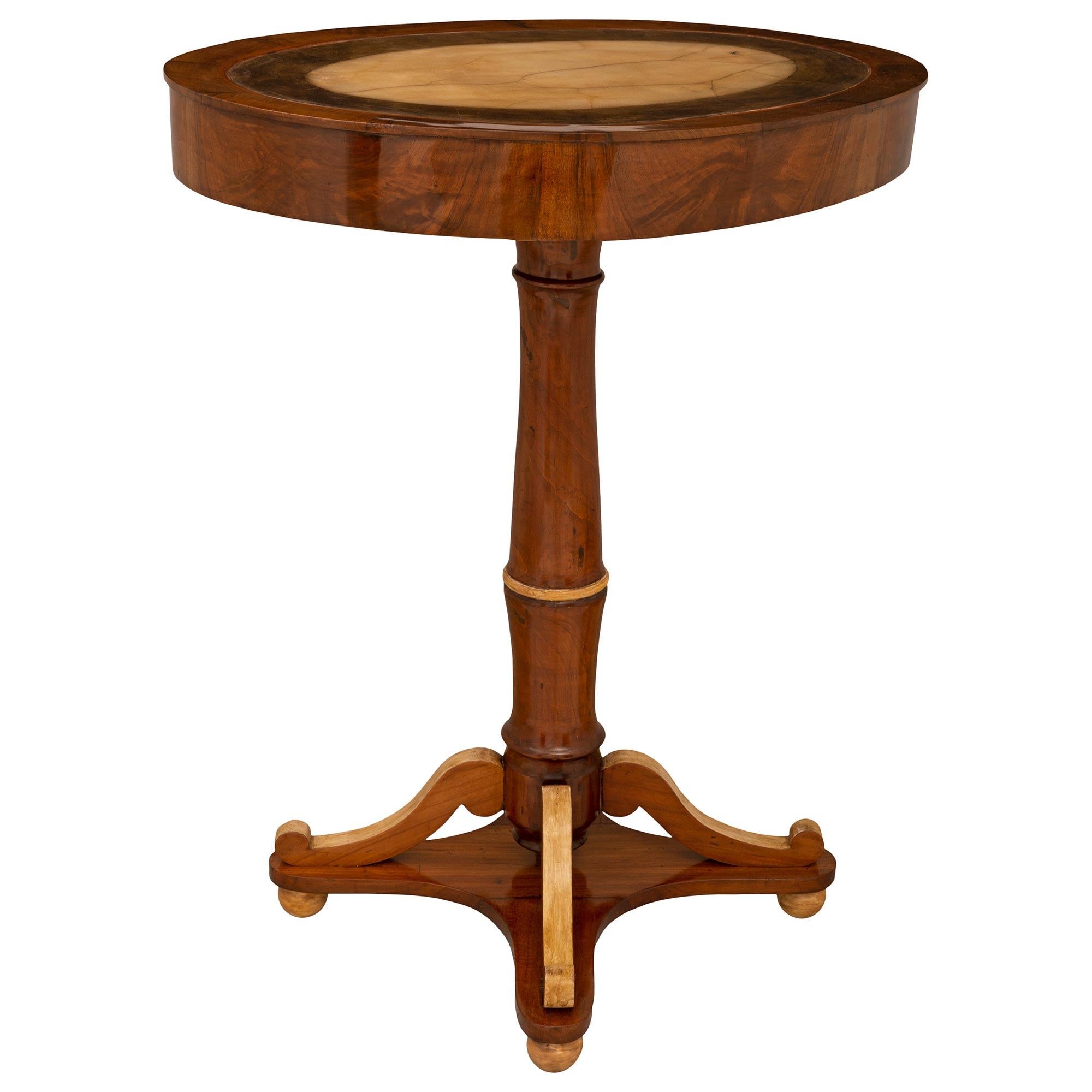 Italian 18th Century Tuscan St. Walnut, Patinated Wood And Onyx Side Table In Good Condition For Sale In West Palm Beach, FL