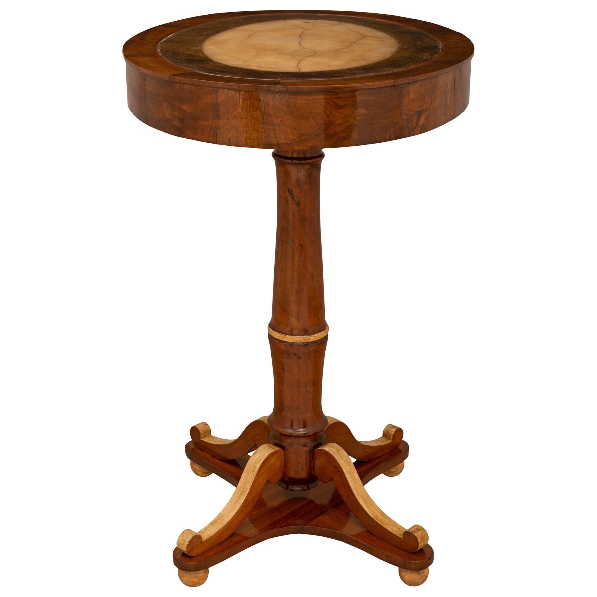 Patiné Table d'appoint toscanne du 18ème siècle en noyer, bois patiné et onyx en vente