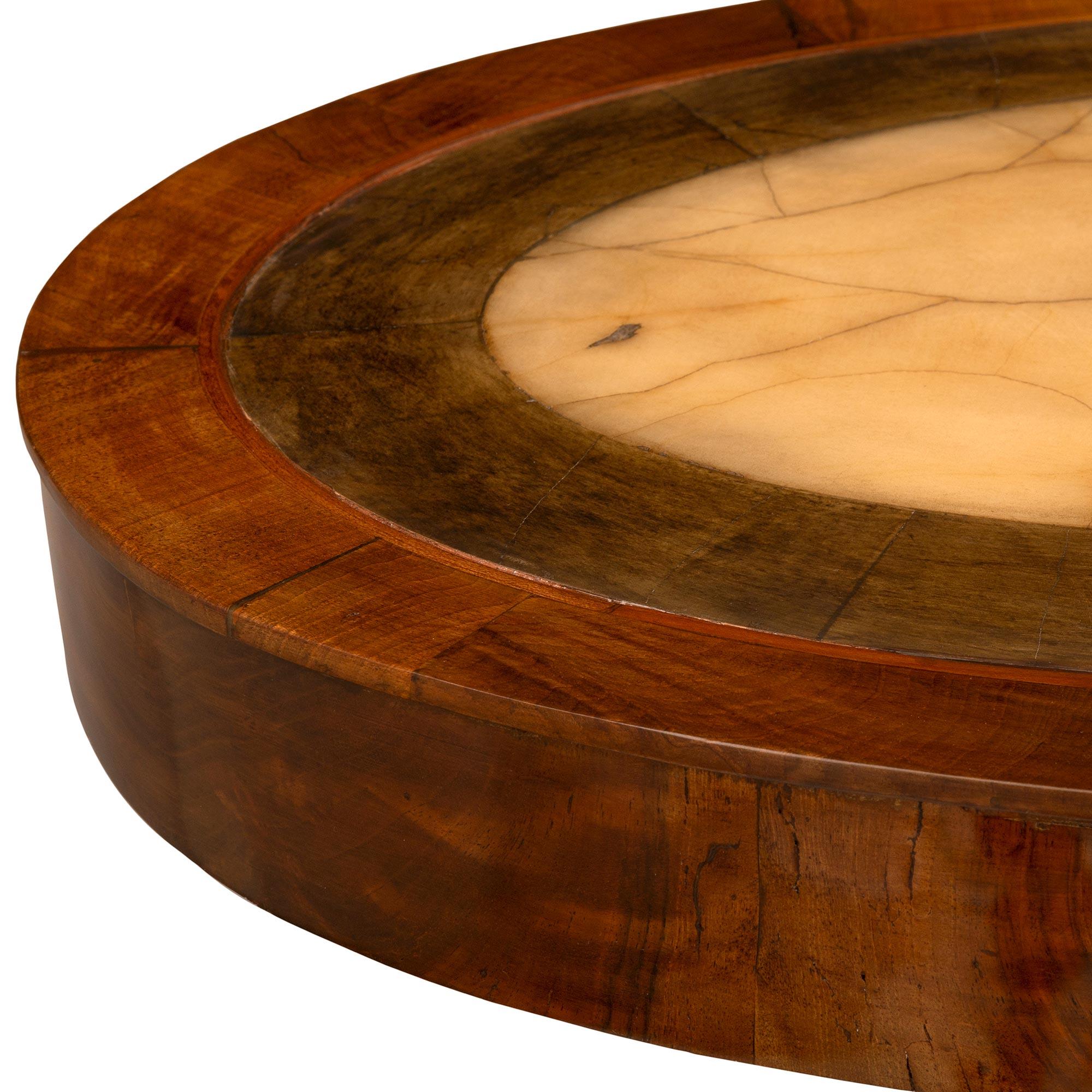 XVIIIe siècle et antérieur Table d'appoint toscanne du 18ème siècle en noyer, bois patiné et onyx en vente