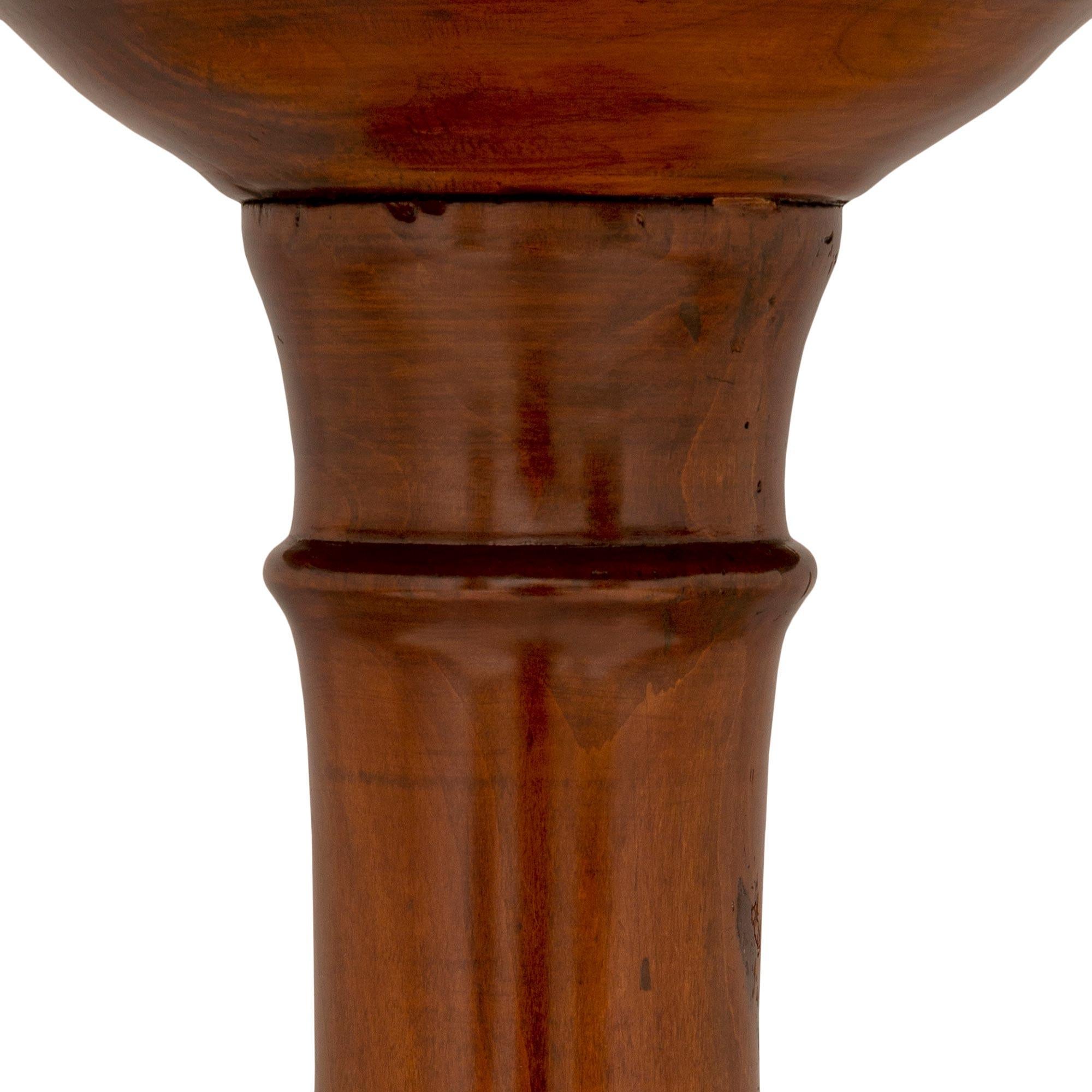 Onyx Table d'appoint toscanne du 18ème siècle en noyer, bois patiné et onyx en vente