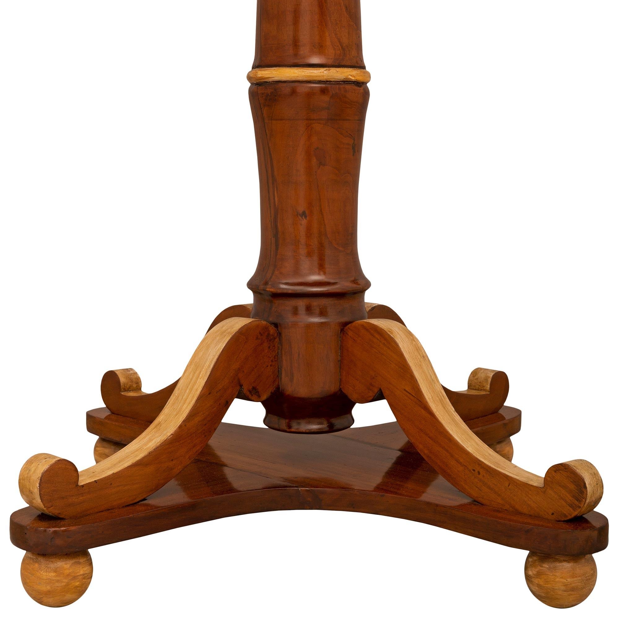 Table d'appoint toscanne du 18ème siècle en noyer, bois patiné et onyx en vente 1