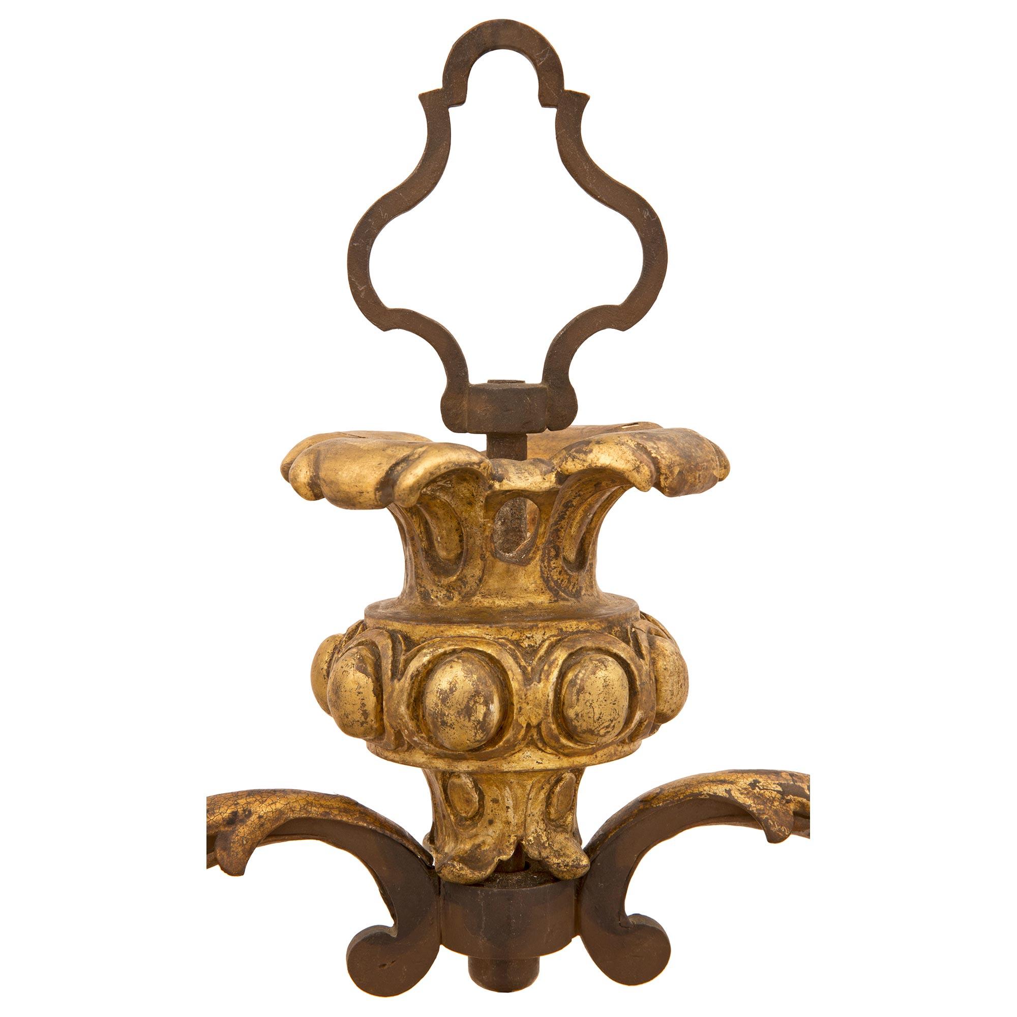 italien Lustre à lanterne vénitien du 18ème siècle en bois doré et métal doré en vente