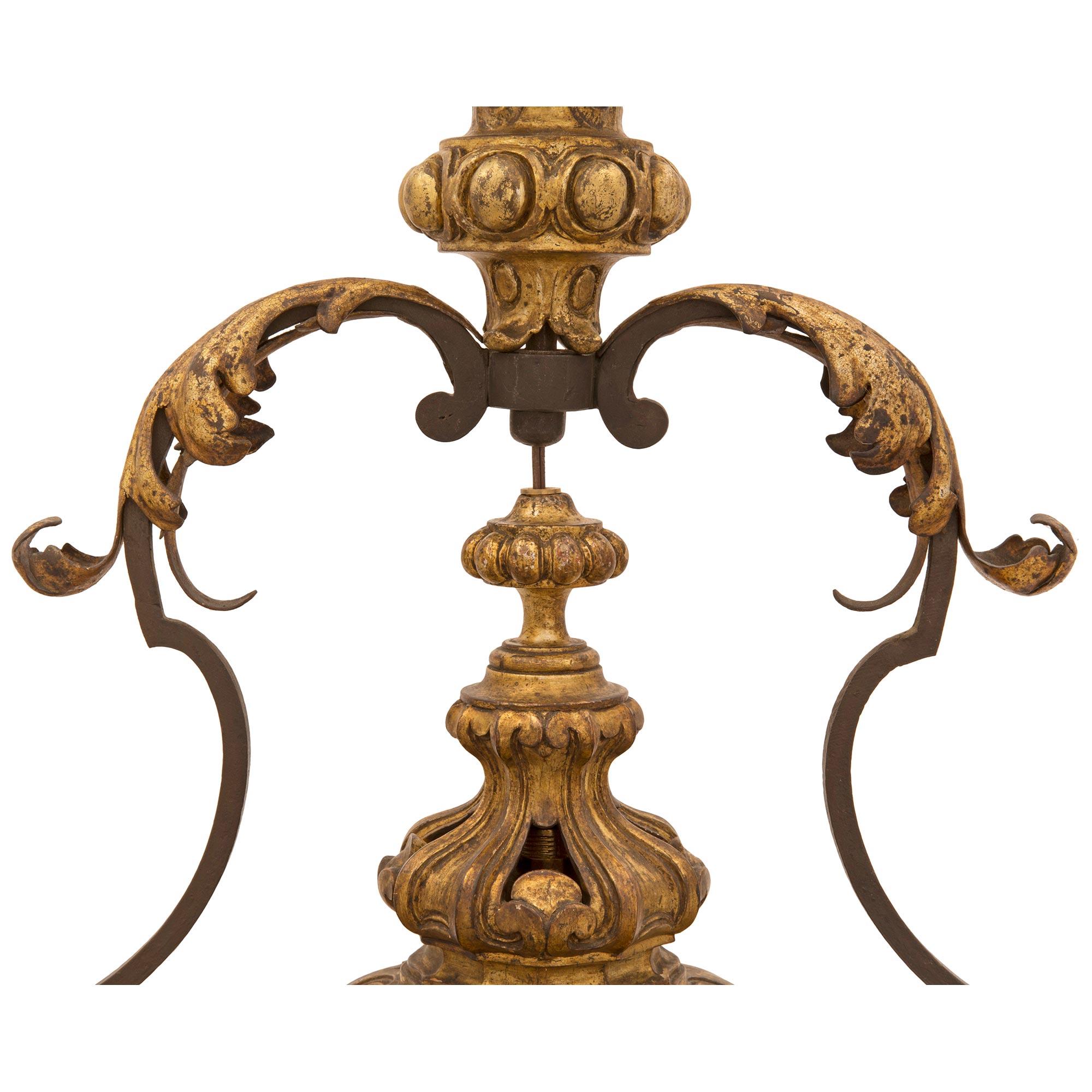 Doré Lustre à lanterne vénitien du 18ème siècle en bois doré et métal doré en vente