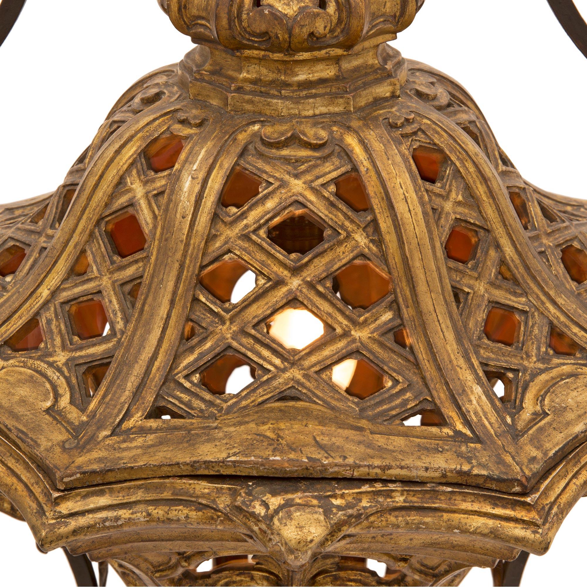 XVIIIe siècle et antérieur Lustre à lanterne vénitien du 18ème siècle en bois doré et métal doré en vente