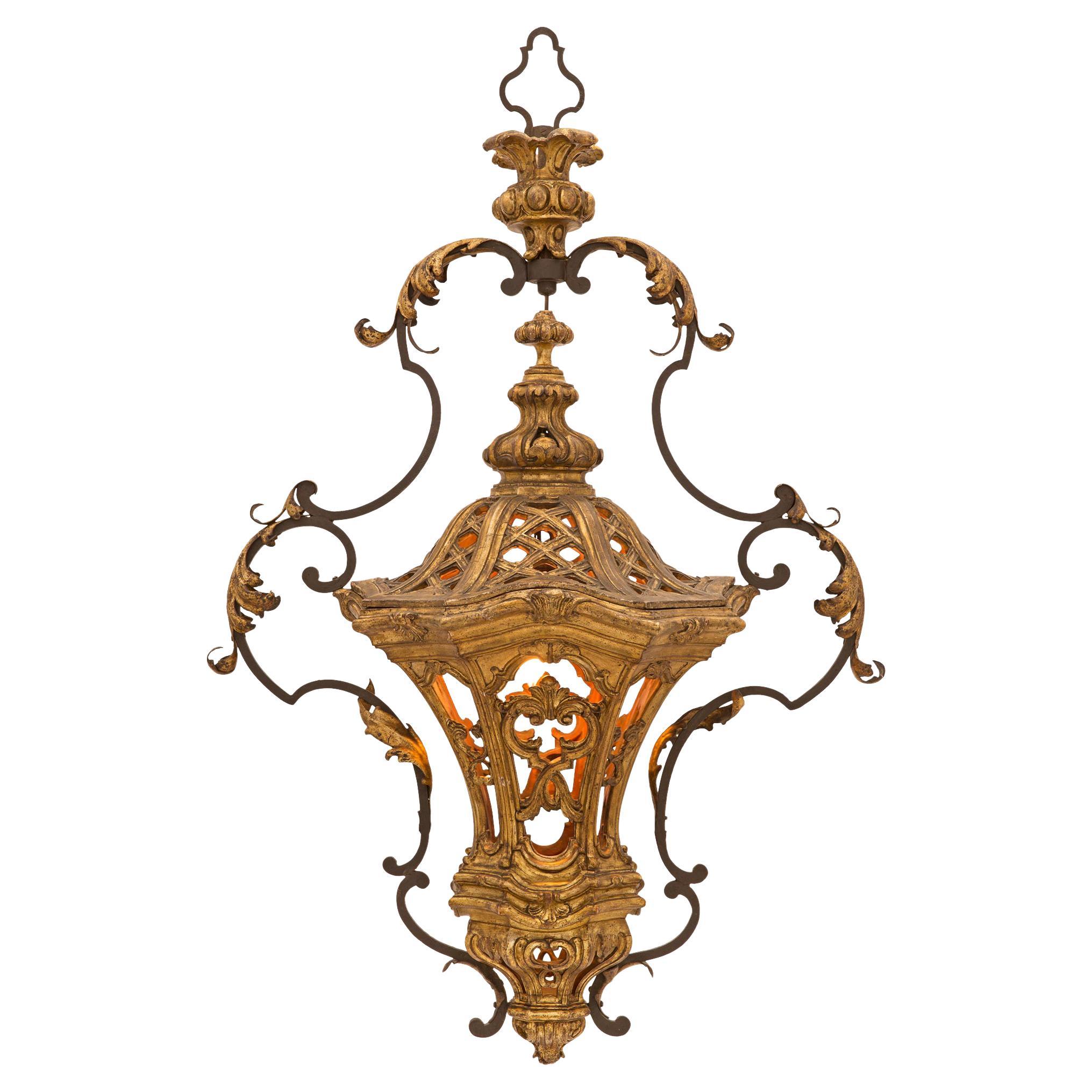 Lustre à lanterne vénitien du 18ème siècle en bois doré et métal doré en vente