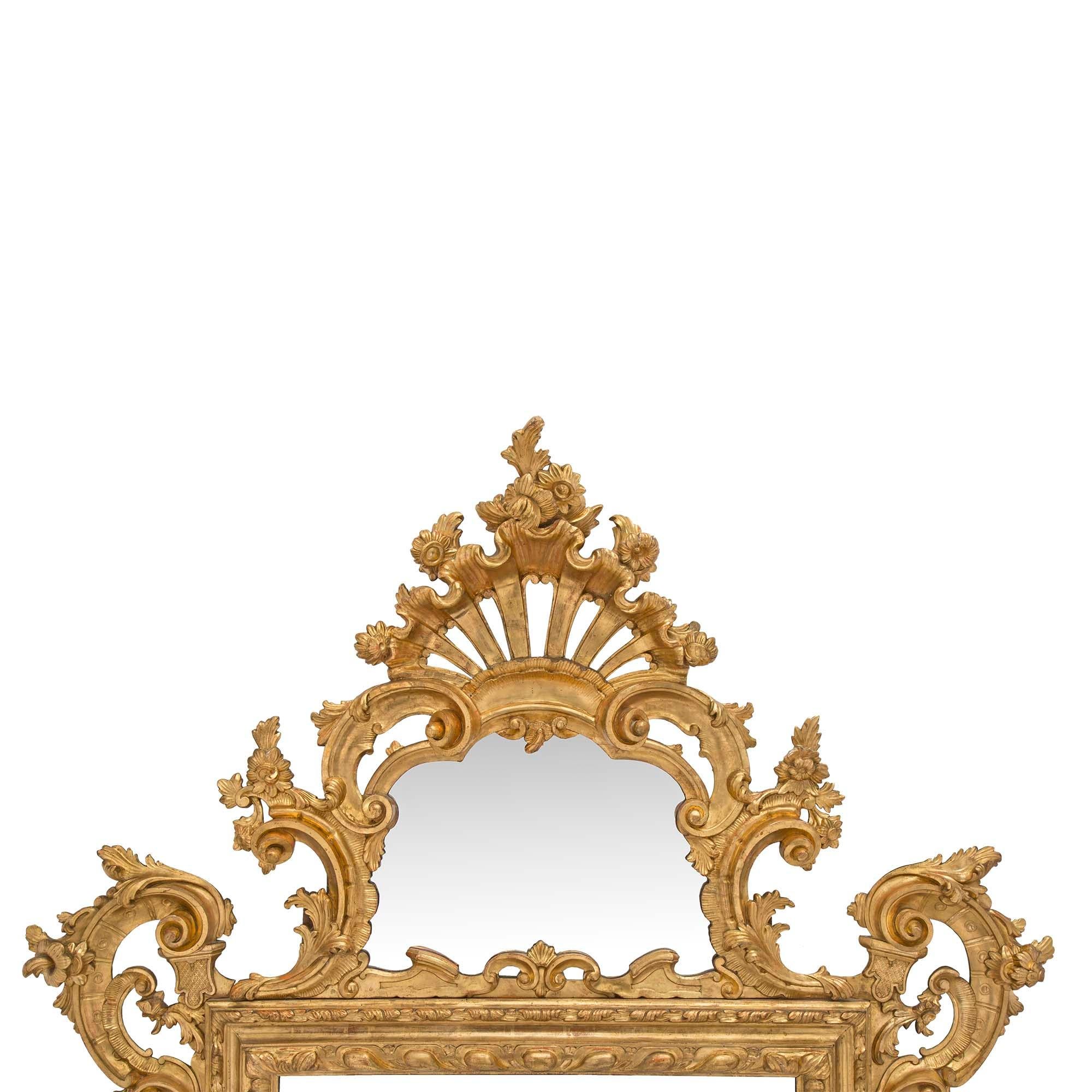 Miroir italien en bois doré vénitien du 18ème siècle Bon état - En vente à West Palm Beach, FL