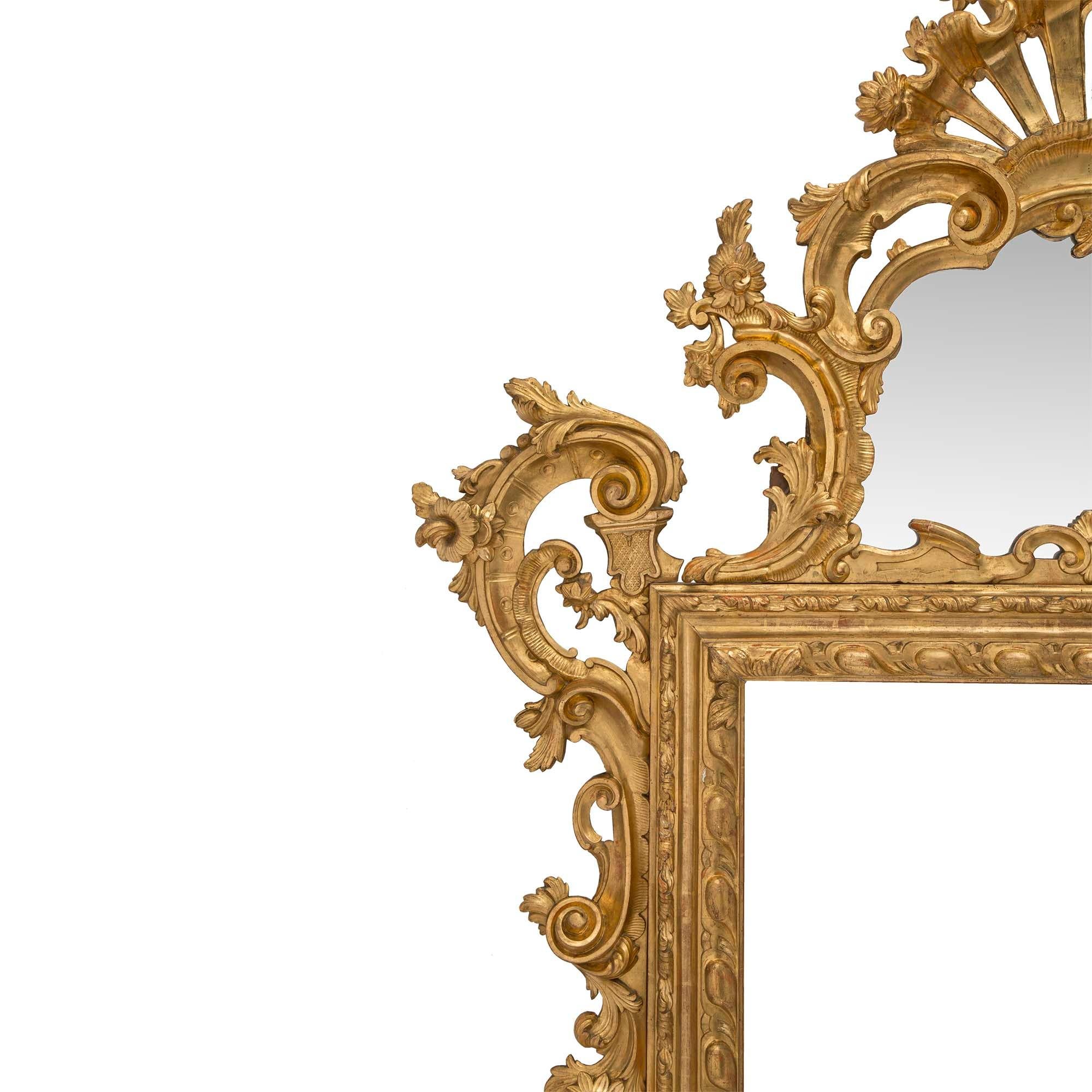 Miroir italien en bois doré vénitien du 18ème siècle en vente 1