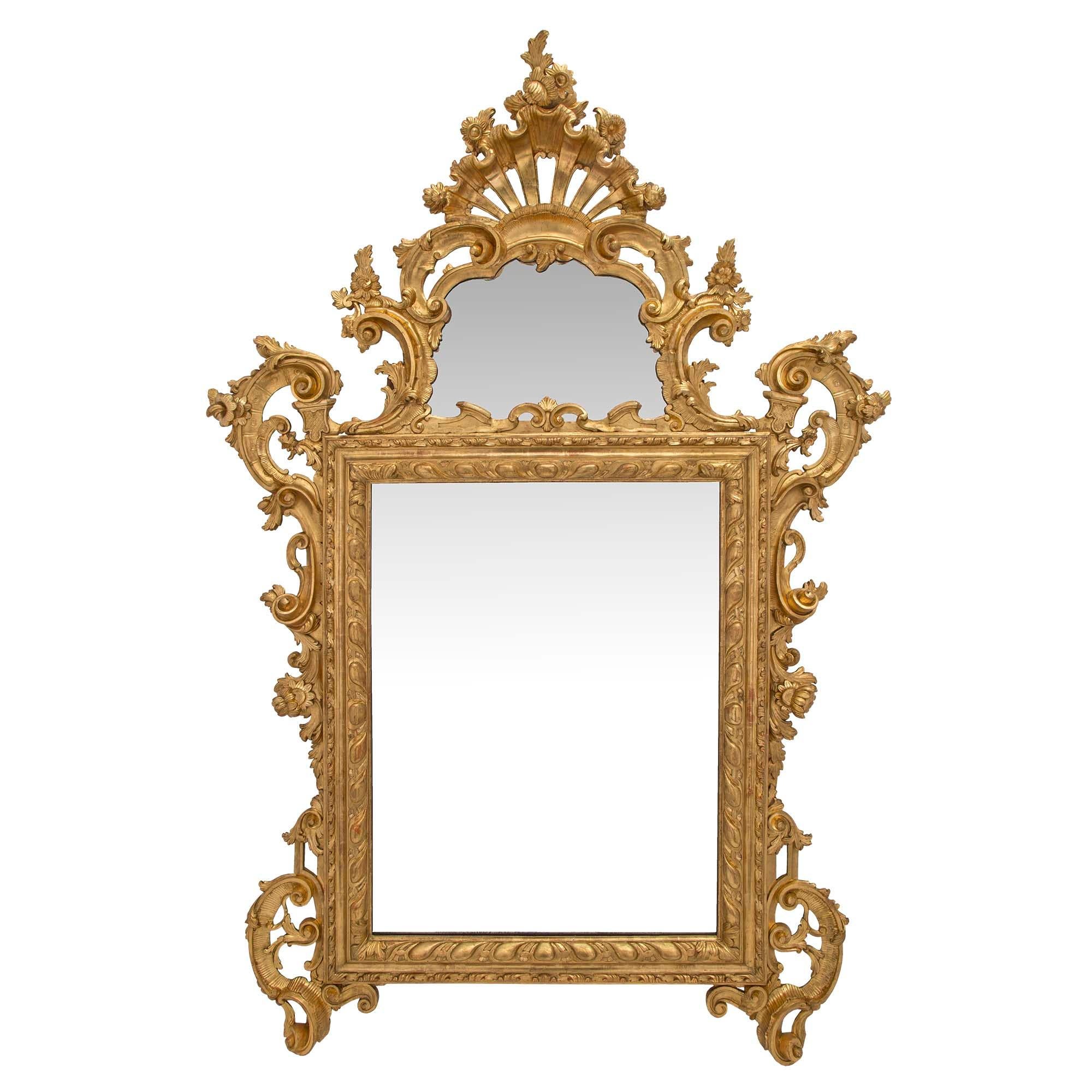 Miroir italien en bois doré vénitien du 18ème siècle