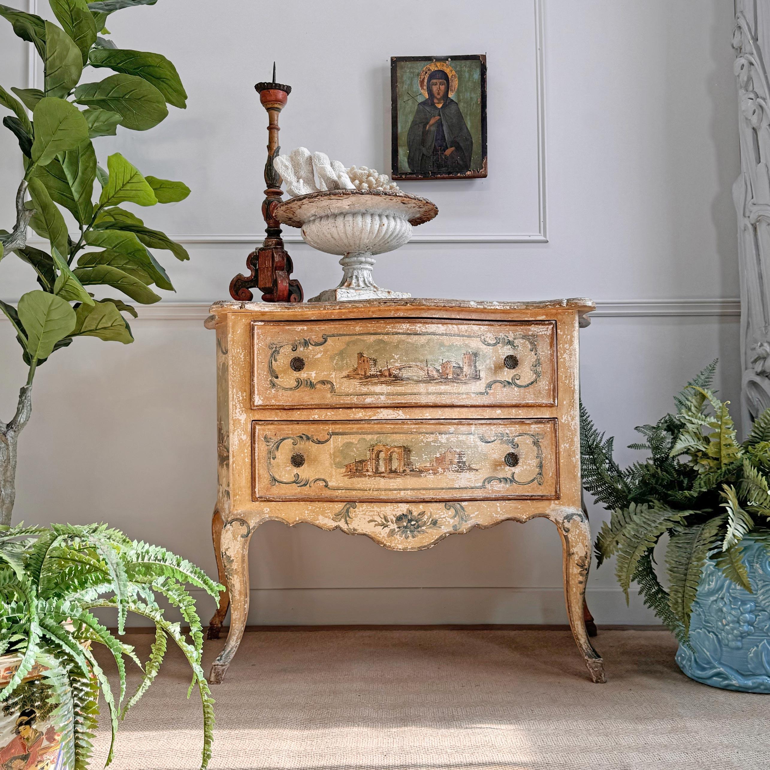 Eine schöne und unglaublich dekorative italienische Kommode aus dem 18. Jahrhundert mit handgemalten polychromen Motiven aus Venedig. Die Kommode mit zwei Schubladen steht auf eleganten Cabriole-Beinen mit Huffüßen. Jede Schublade und die Seiten der