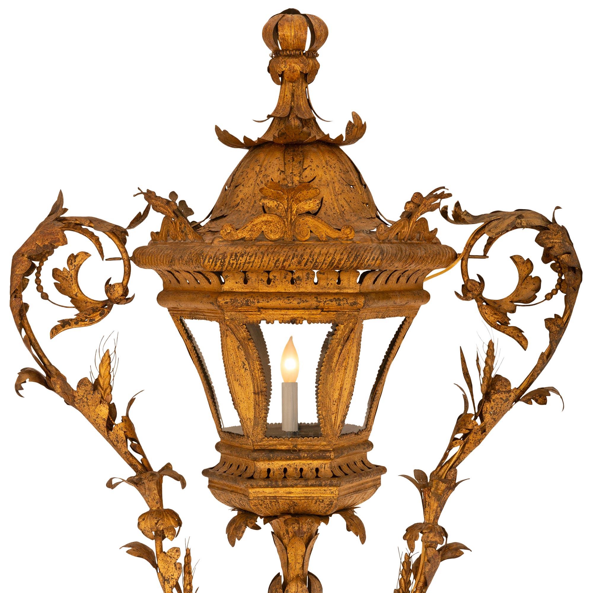 Faroles italianos del siglo XVIII de estilo veneciano Metal dorado patinado Madera Hierro forjado Dorado