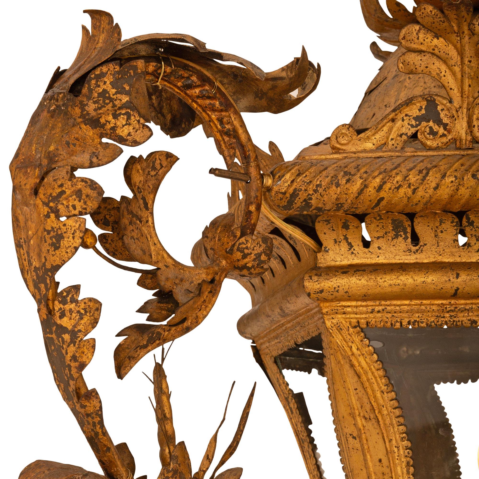 Faroles italianos del siglo XVIII de estilo veneciano Metal dorado patinado Madera Hierro forjado siglo XVIII y antes