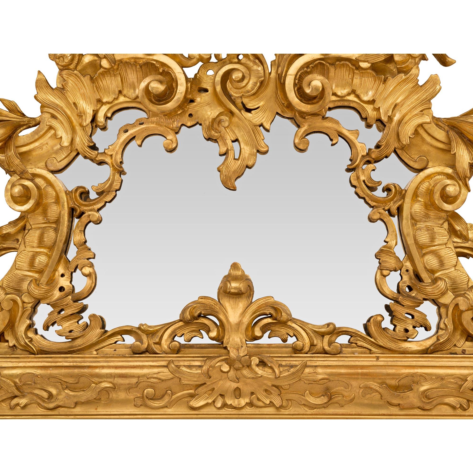 Italian 18th Century Venetian St. Giltwood Mirror For Sale 1
