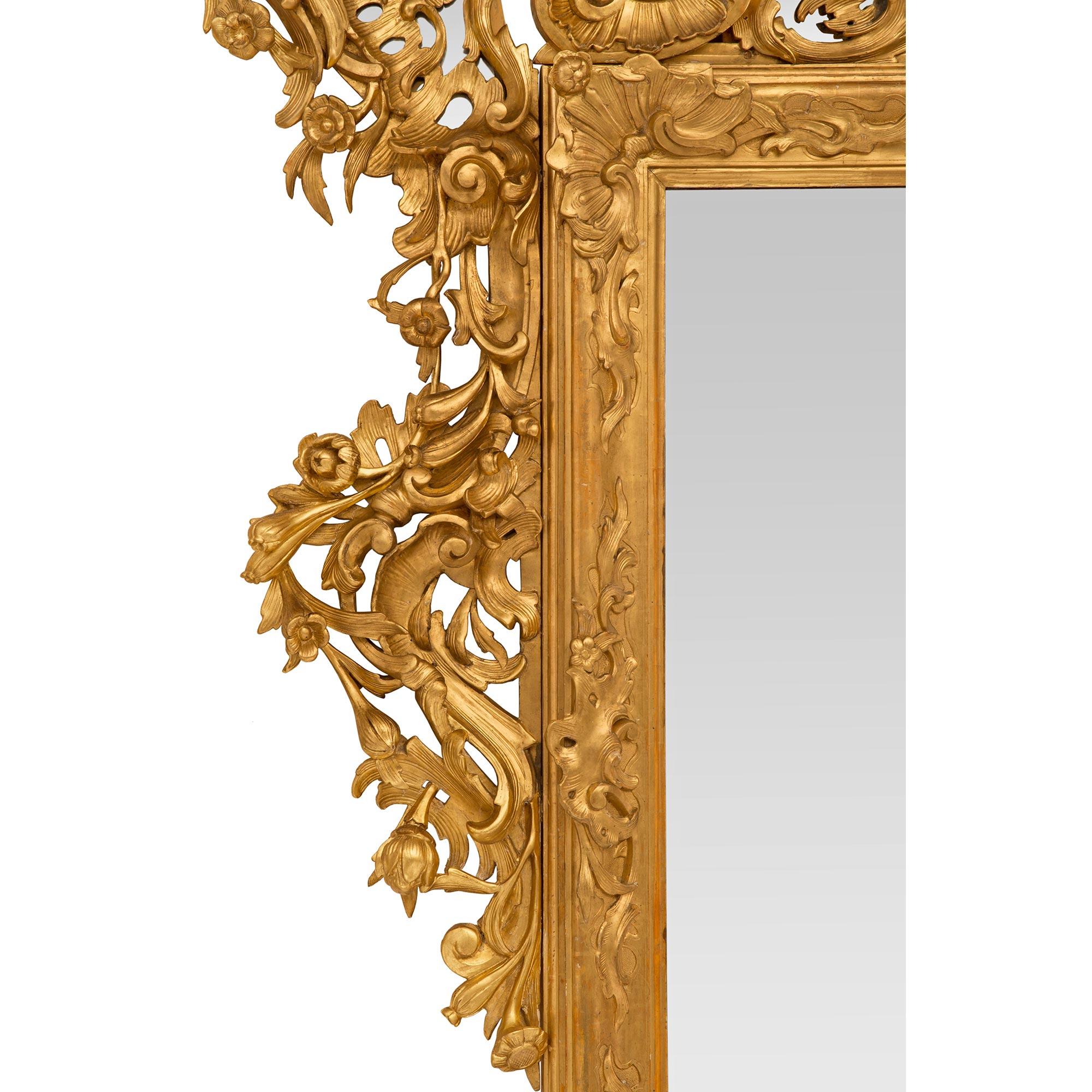 Italian 18th Century Venetian St. Giltwood Mirror For Sale 2