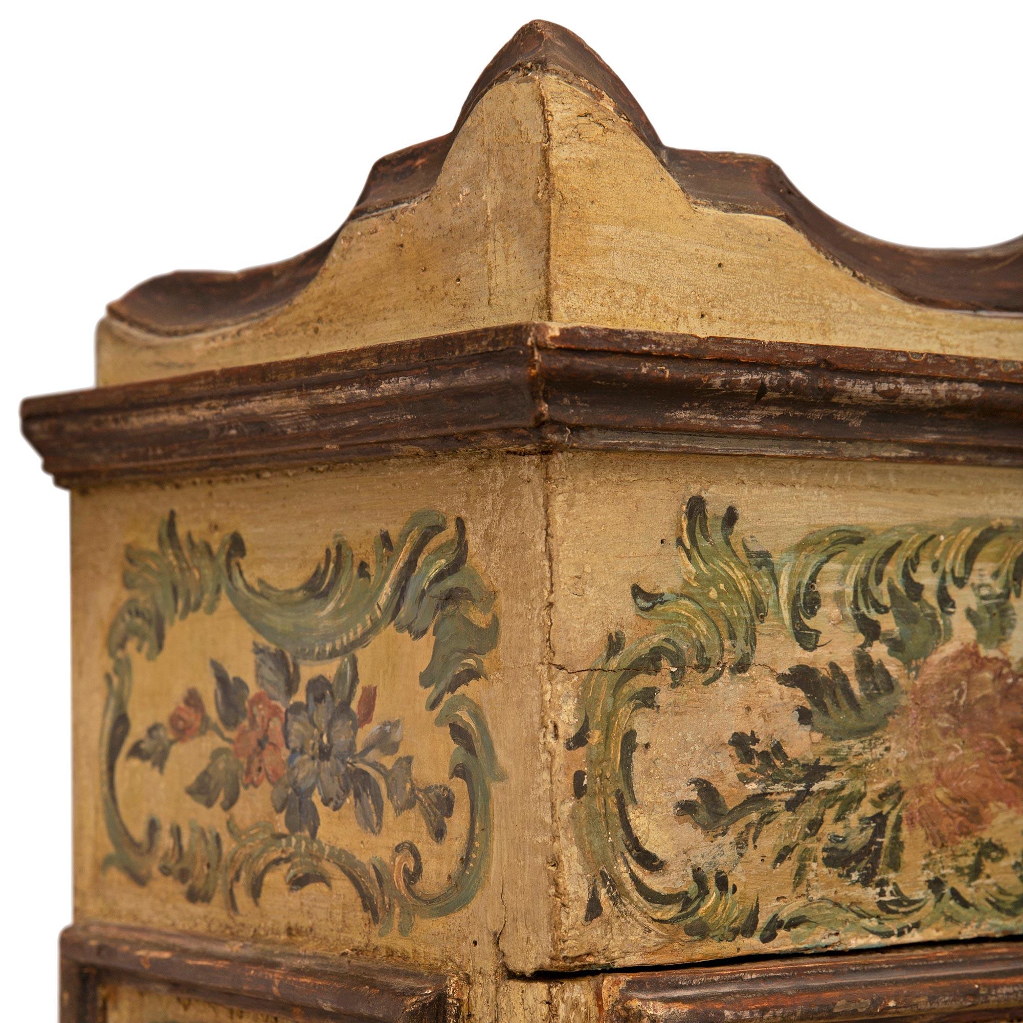 Italienischer venezianischer Schrank des 18. Jahrhunderts, handbemalt (18. Jahrhundert und früher) im Angebot