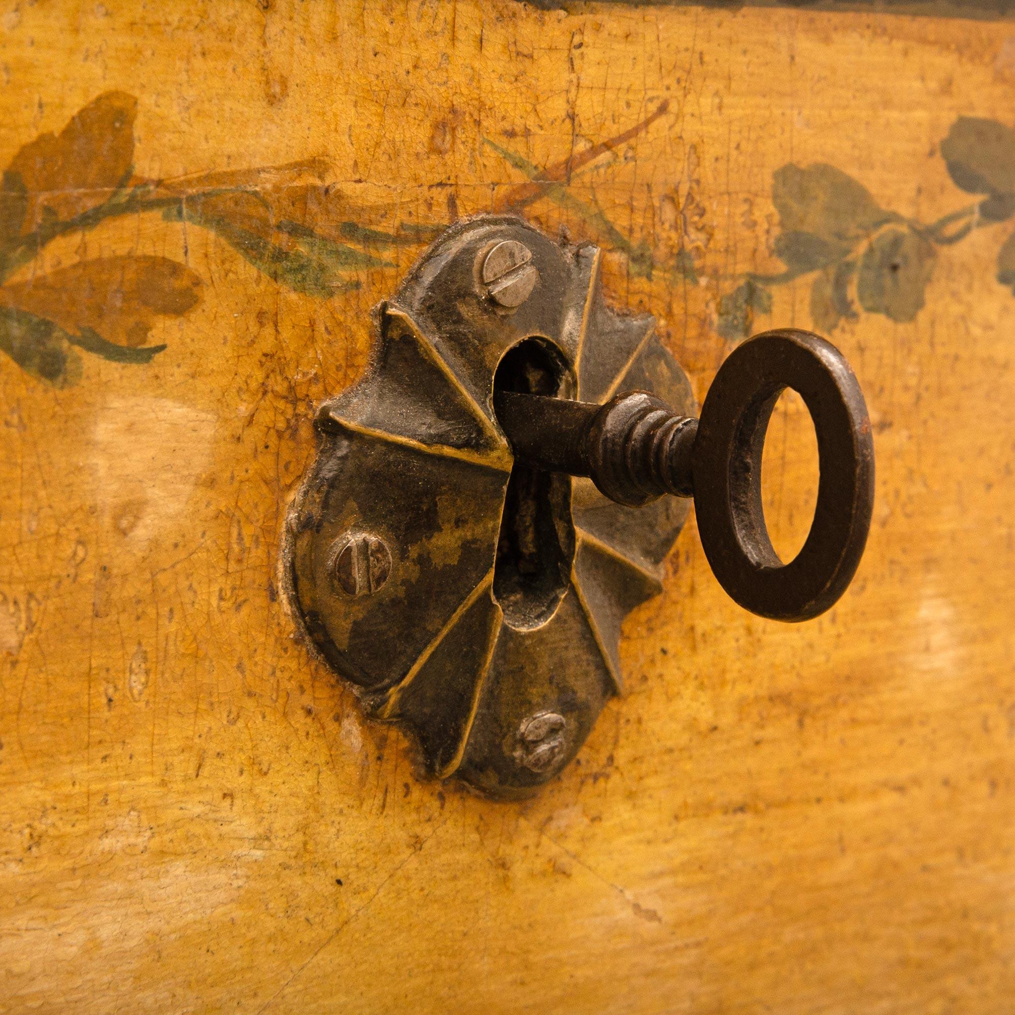 Italian 18th century Venetian st. hand painted commode For Sale 5