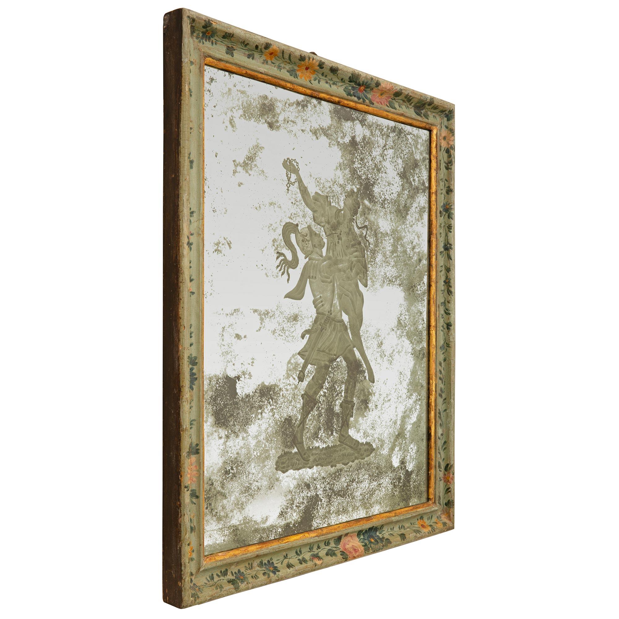 Impresionante y extremadamente decorativo espejo veneciano patinado y grabado en madera dorada del siglo XVIII italiano. El espejo está colocado en su llamativo marco original con hermosas ramas y diseños foliados finamente detallados y pintados a