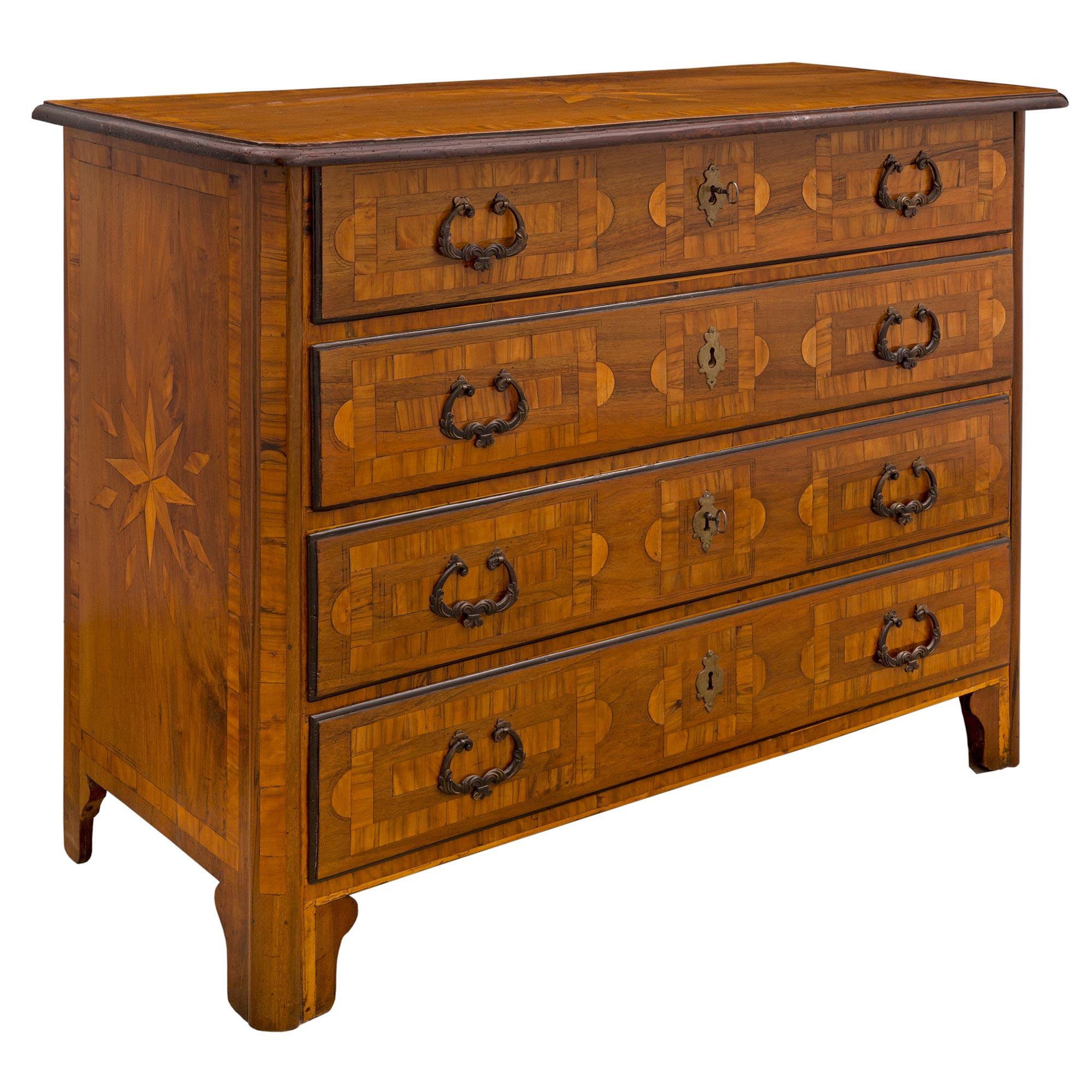 Italian 18th Century Walnut and Fruitwood Commode, from the Piedmont Region In Good Condition For Sale In West Palm Beach, FL