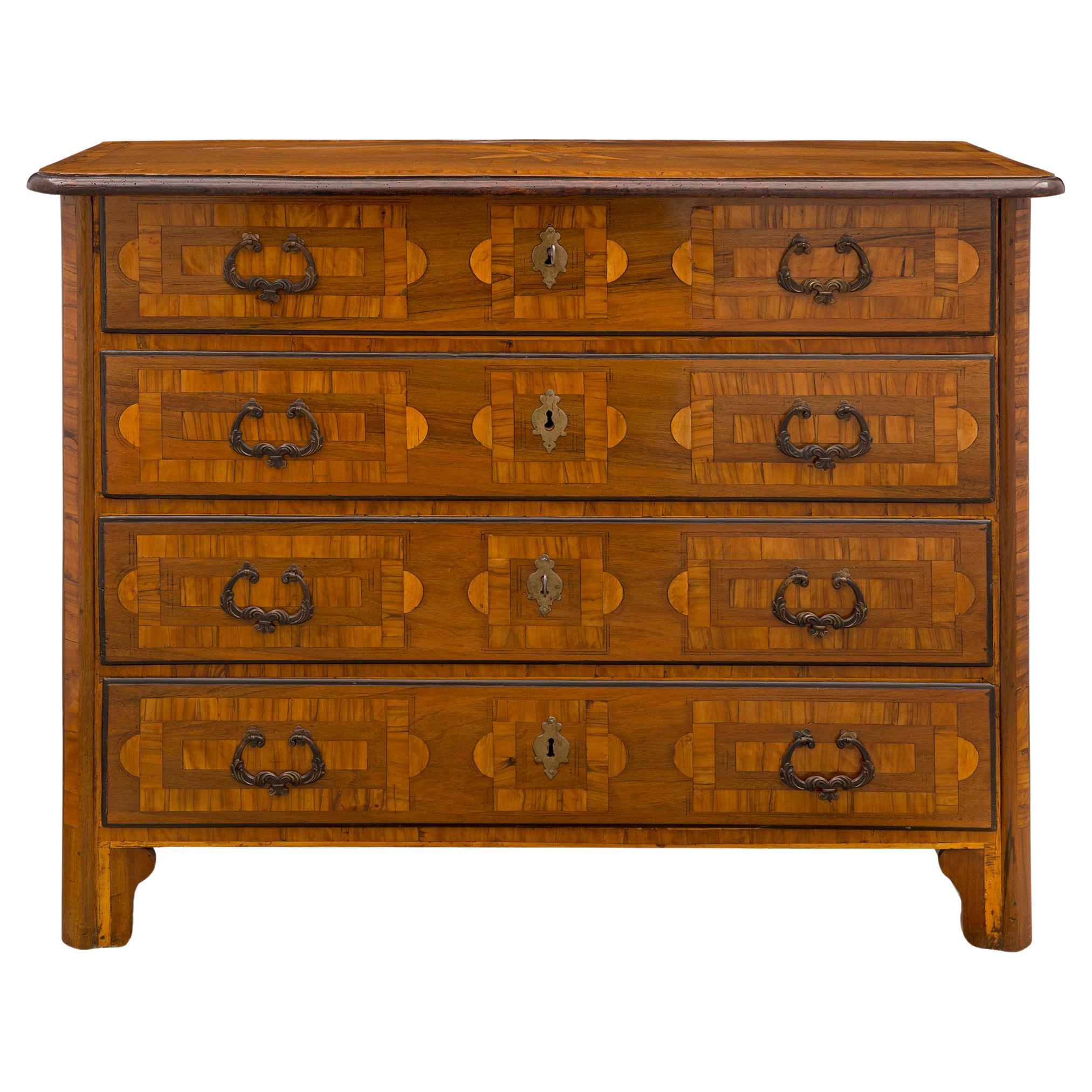 Commode italienne du 18ème siècle en noyer et bois fruitier, de la région du Piedmont en vente