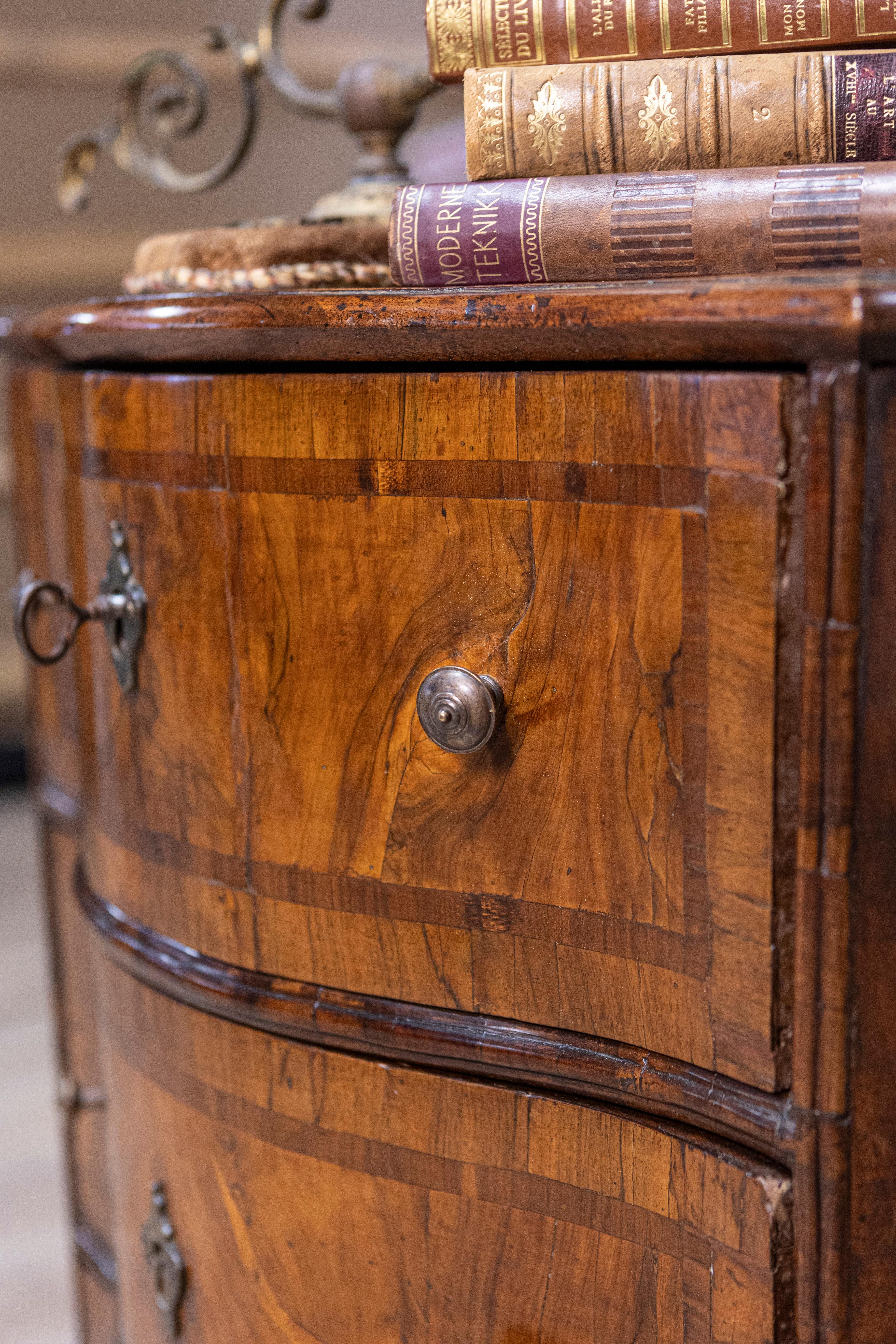 Italian 18th Century Walnut and Mahogany Three-Drawer, Serpentine Front Chest For Sale 6
