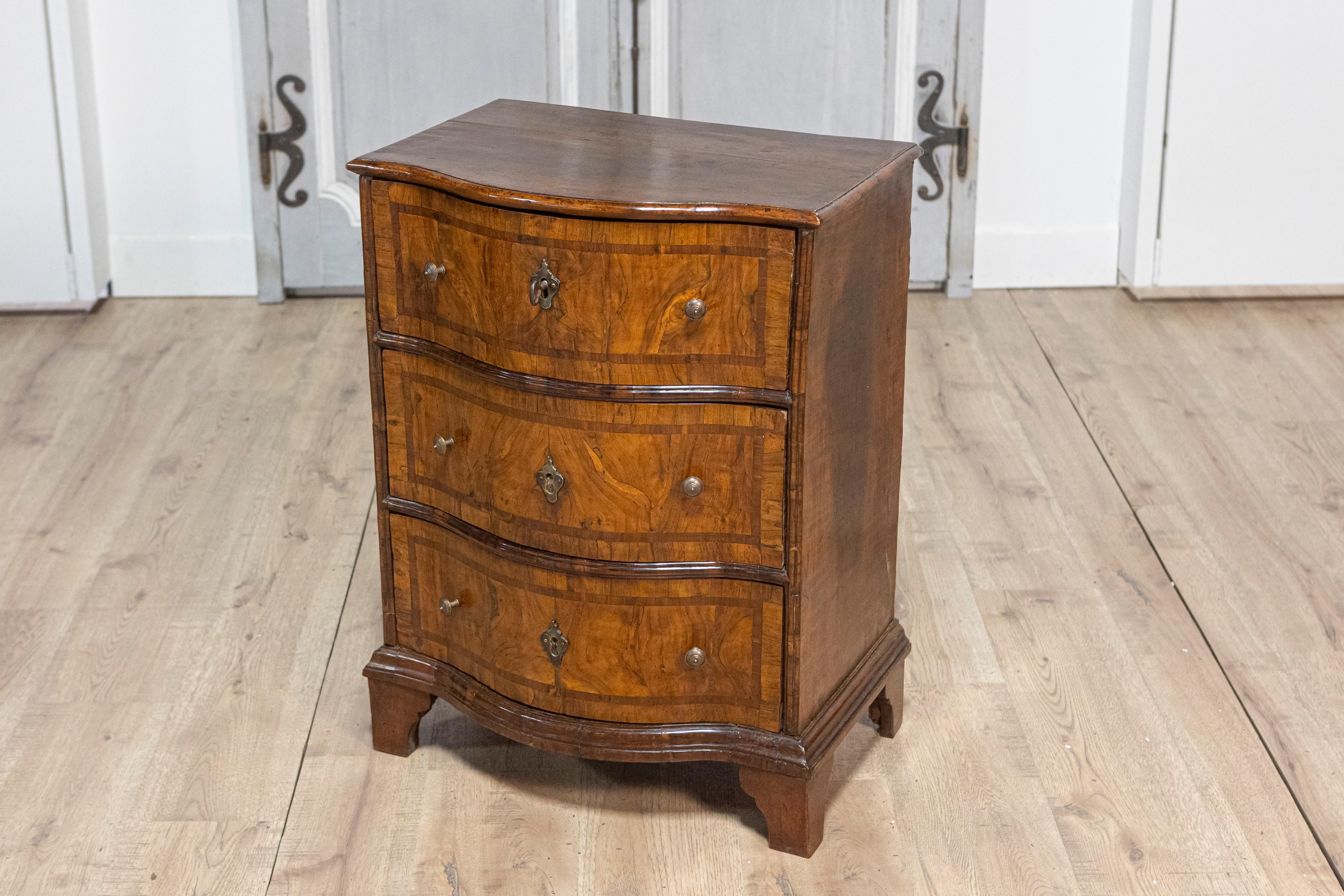 Italian 18th Century Walnut and Mahogany Three-Drawer, Serpentine Front Chest In Good Condition For Sale In Atlanta, GA