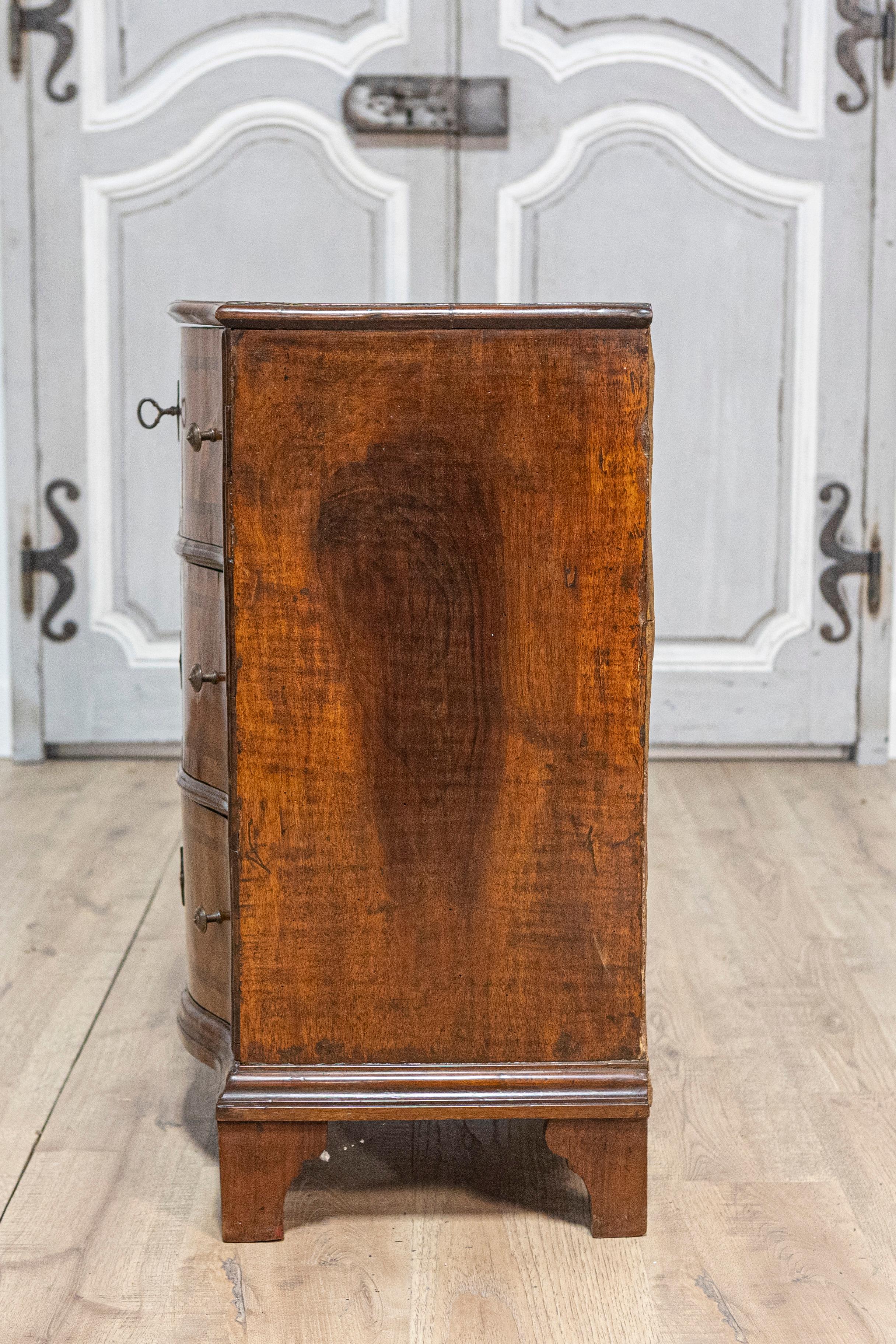 Italian 18th Century Walnut and Mahogany Three-Drawer, Serpentine Front Chest For Sale 3