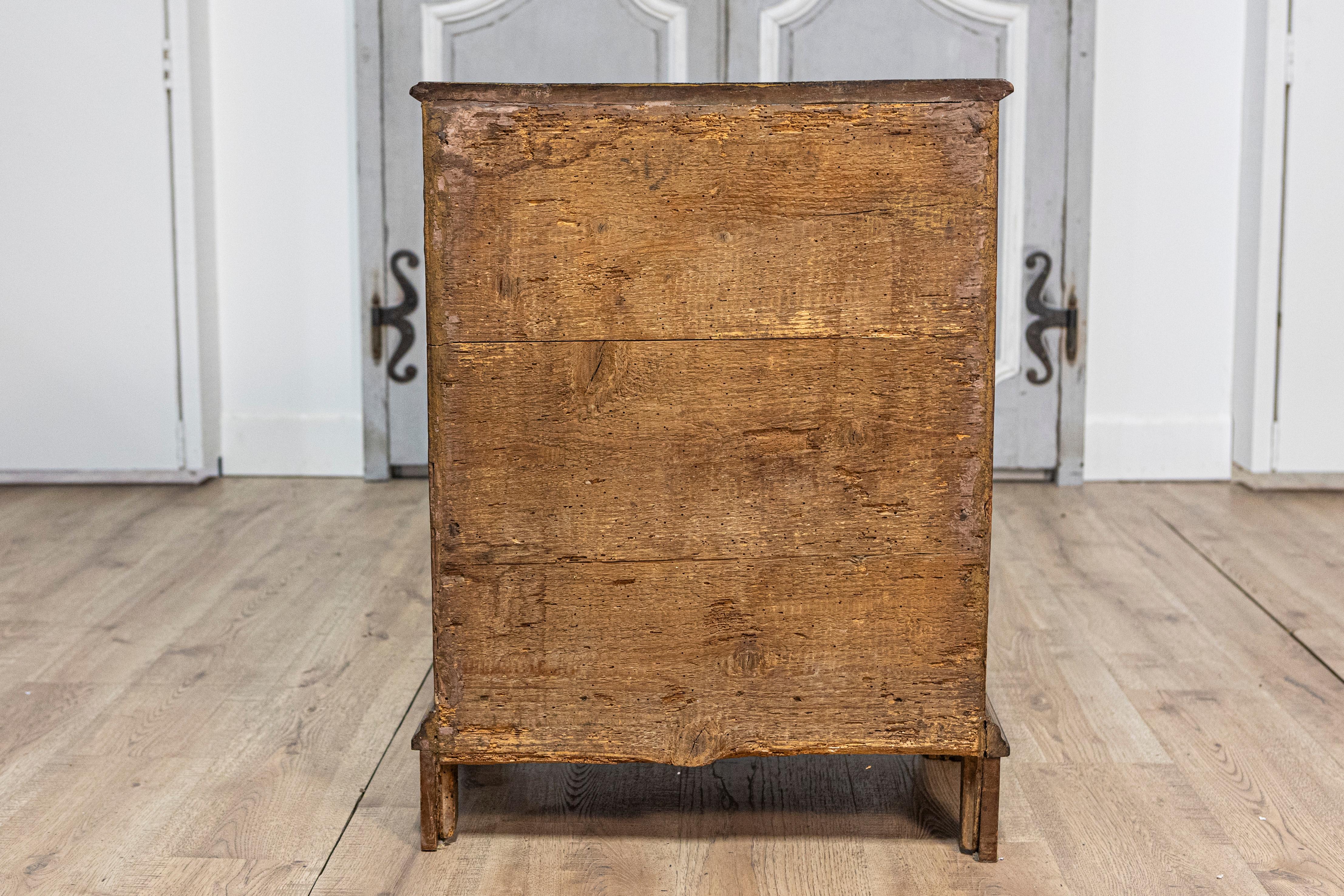 Italian 18th Century Walnut and Mahogany Three-Drawer, Serpentine Front Chest For Sale 4