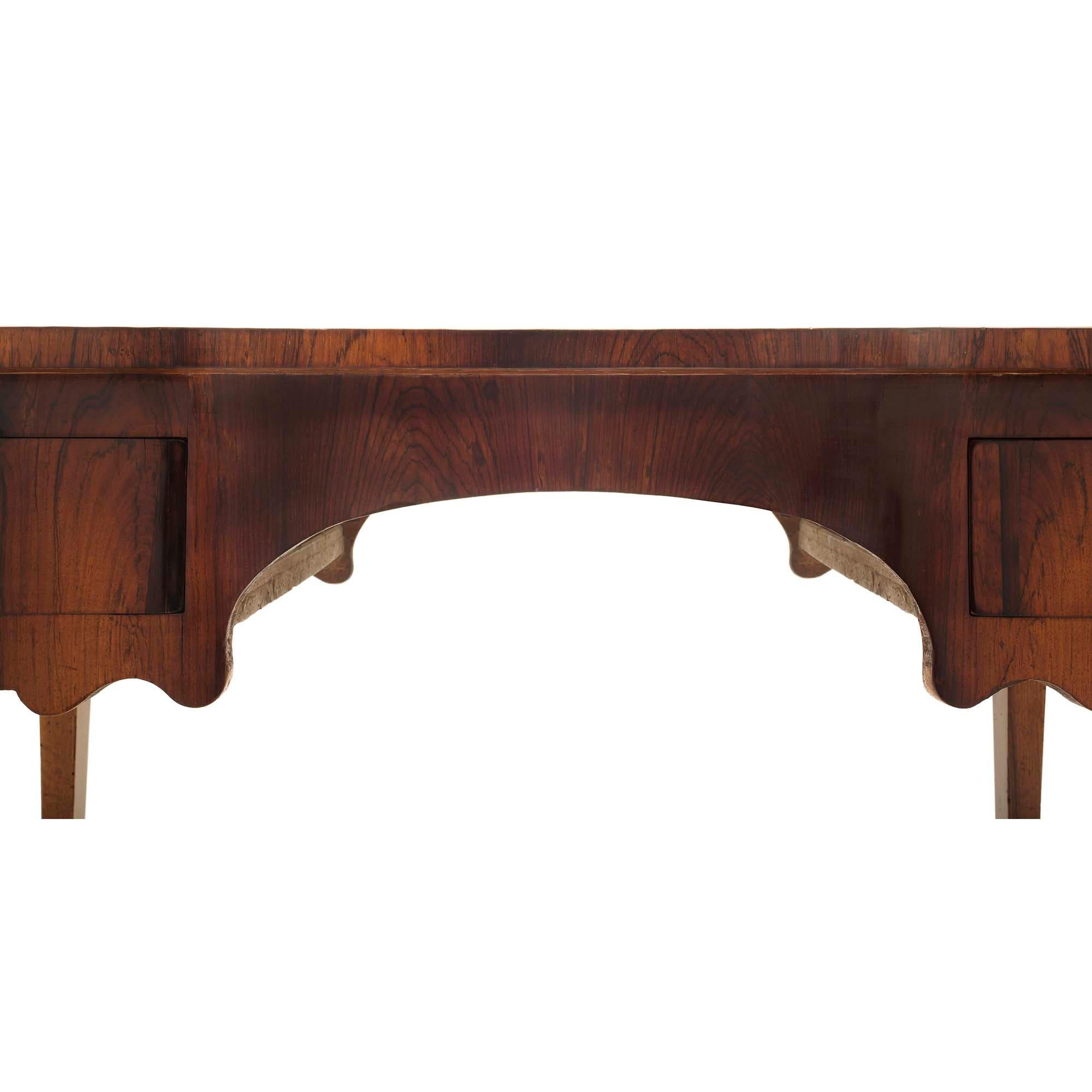 Italienischer toskanischer Schreibtisch aus Nussbaum und Palisanderholz aus dem 18. Jahrhundert (Rosenholz) im Angebot