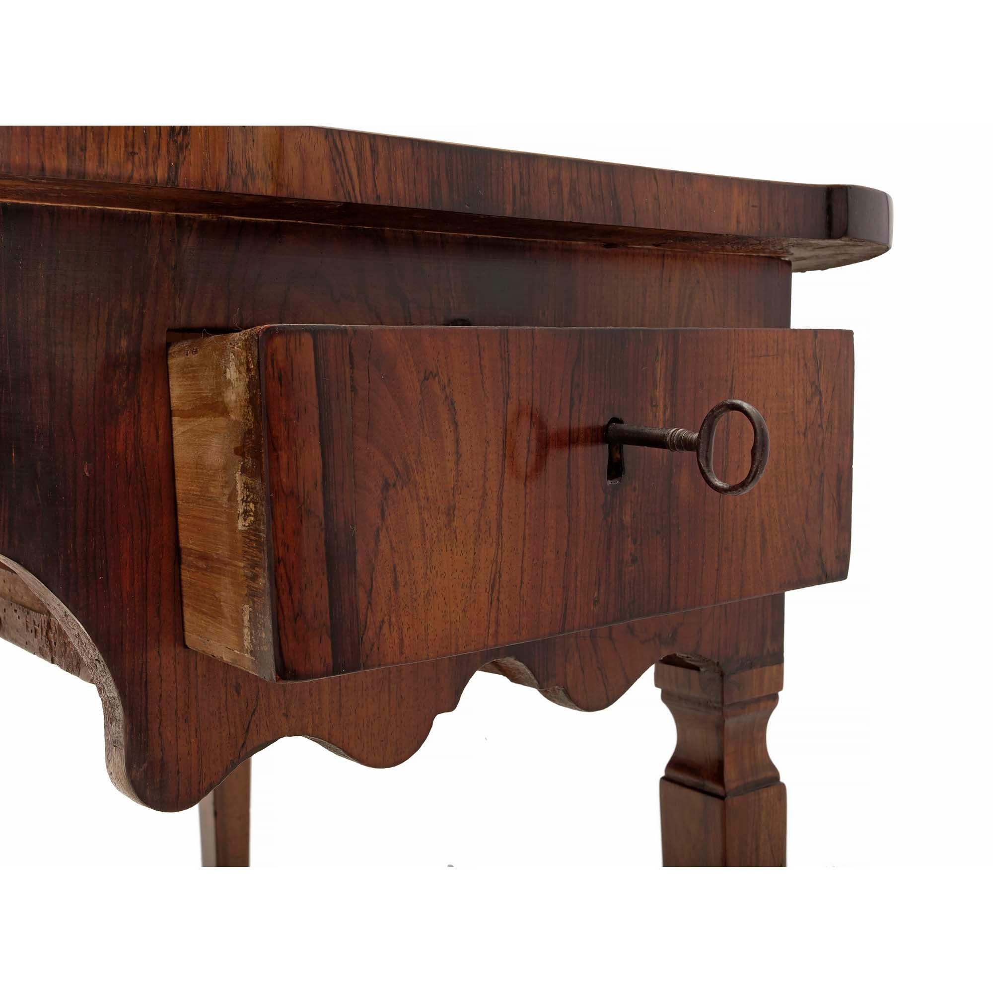 Italienischer toskanischer Schreibtisch aus Nussbaum und Palisanderholz aus dem 18. Jahrhundert im Angebot 1