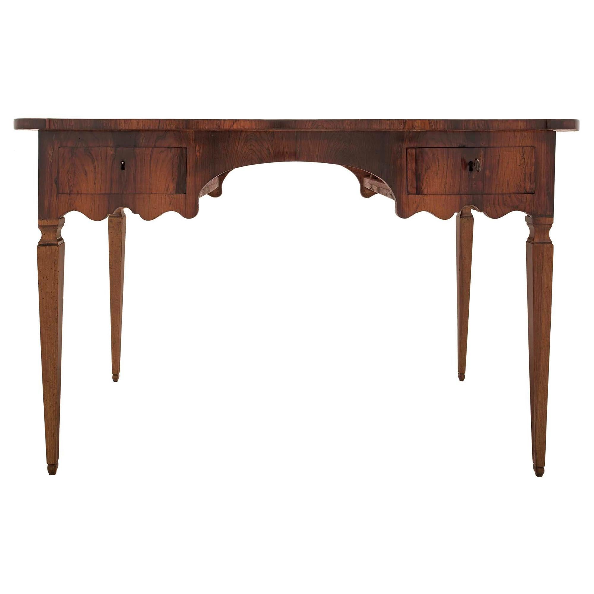 Italienischer toskanischer Schreibtisch aus Nussbaum und Palisanderholz aus dem 18. Jahrhundert