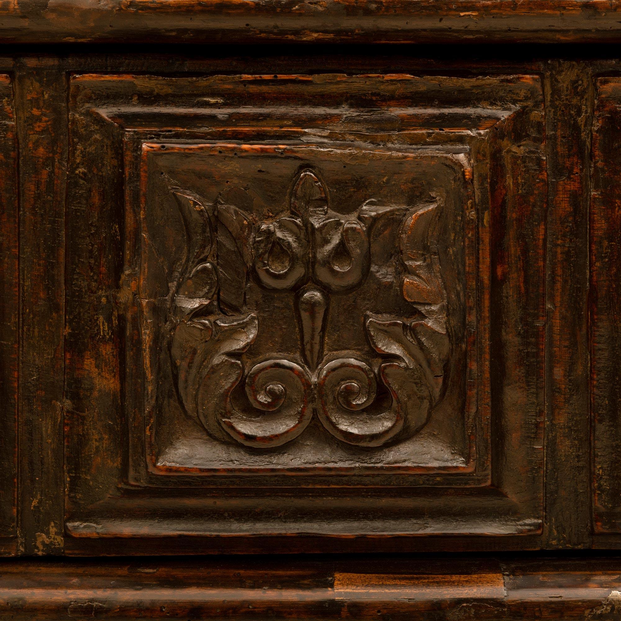 Italian 18th Century Walnut and Stained Pine Baroque Commode For Sale 5