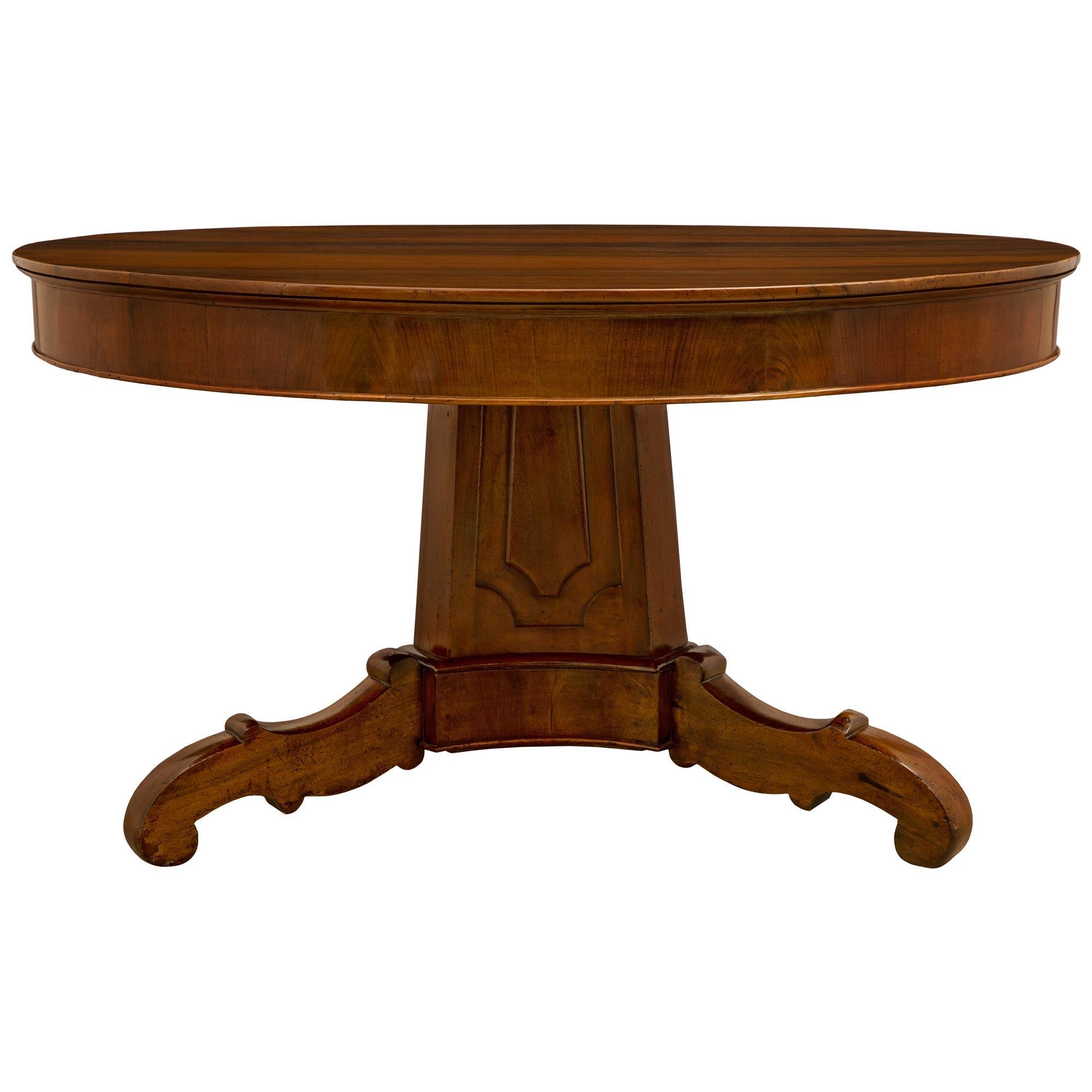 Italian 18th Century Walnut Center Table from Tuscany In Good Condition For Sale In West Palm Beach, FL