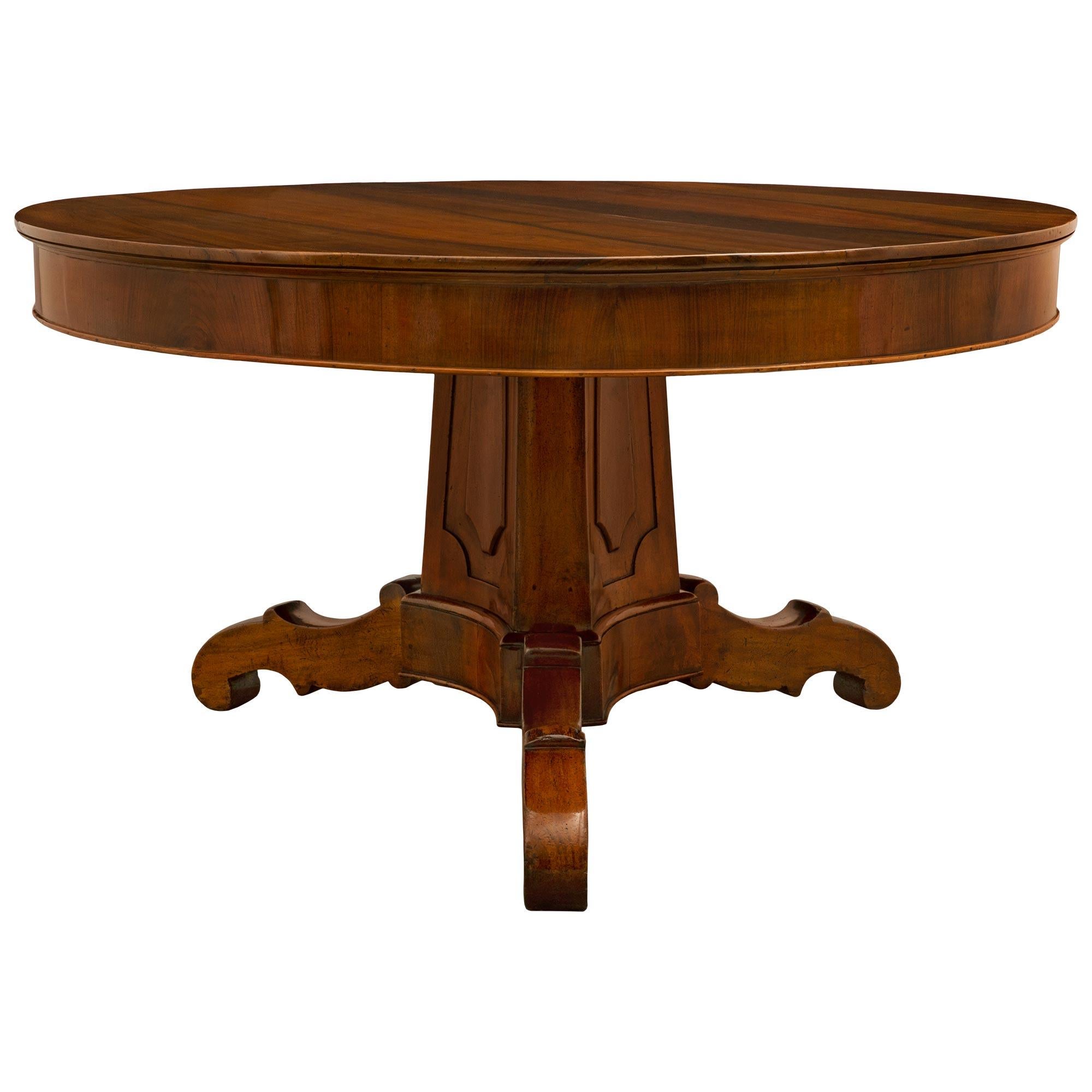 Italian 18th Century Walnut Center Table from Tuscany For Sale 3