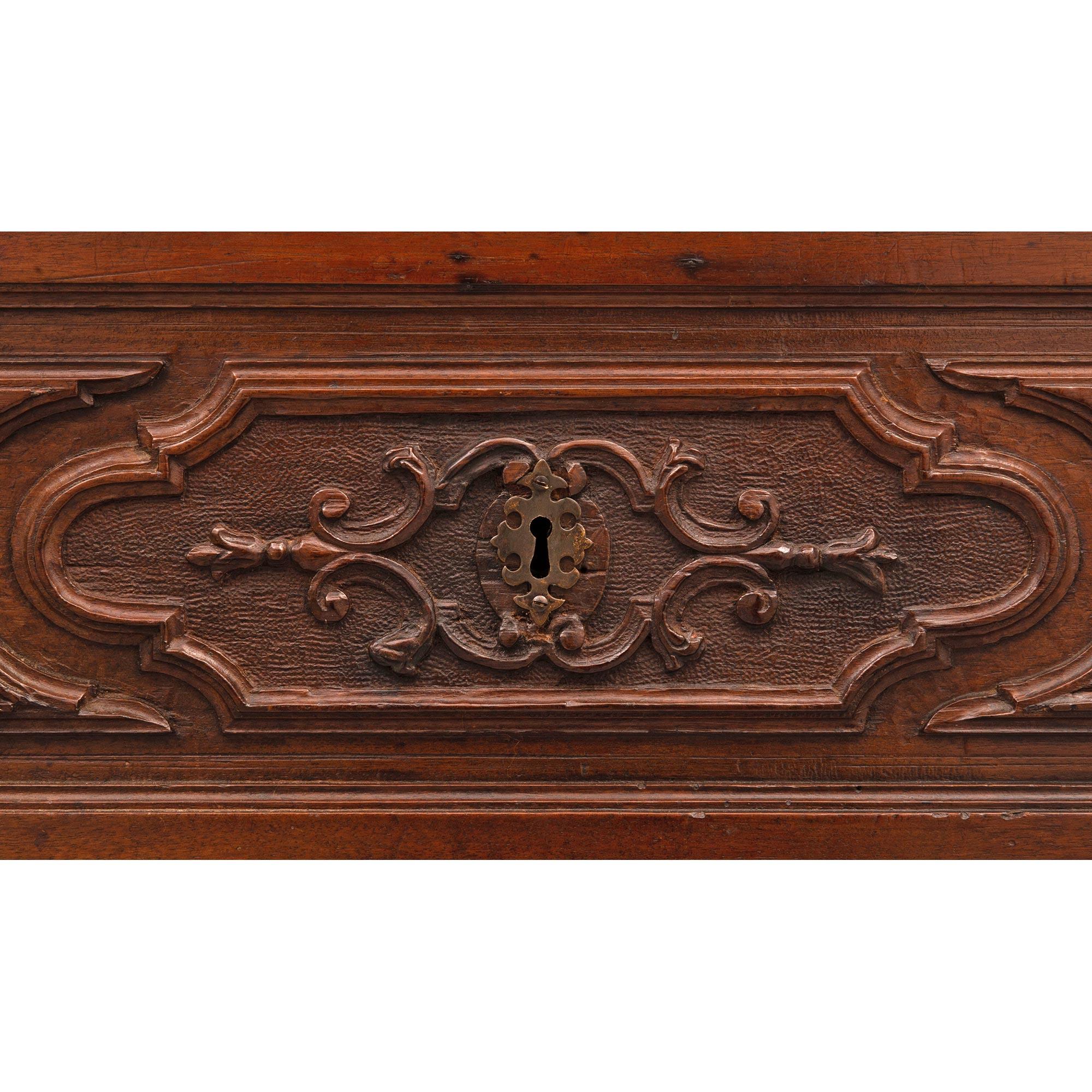Italian 18th Century Walnut Chest from Tuscany For Sale 3