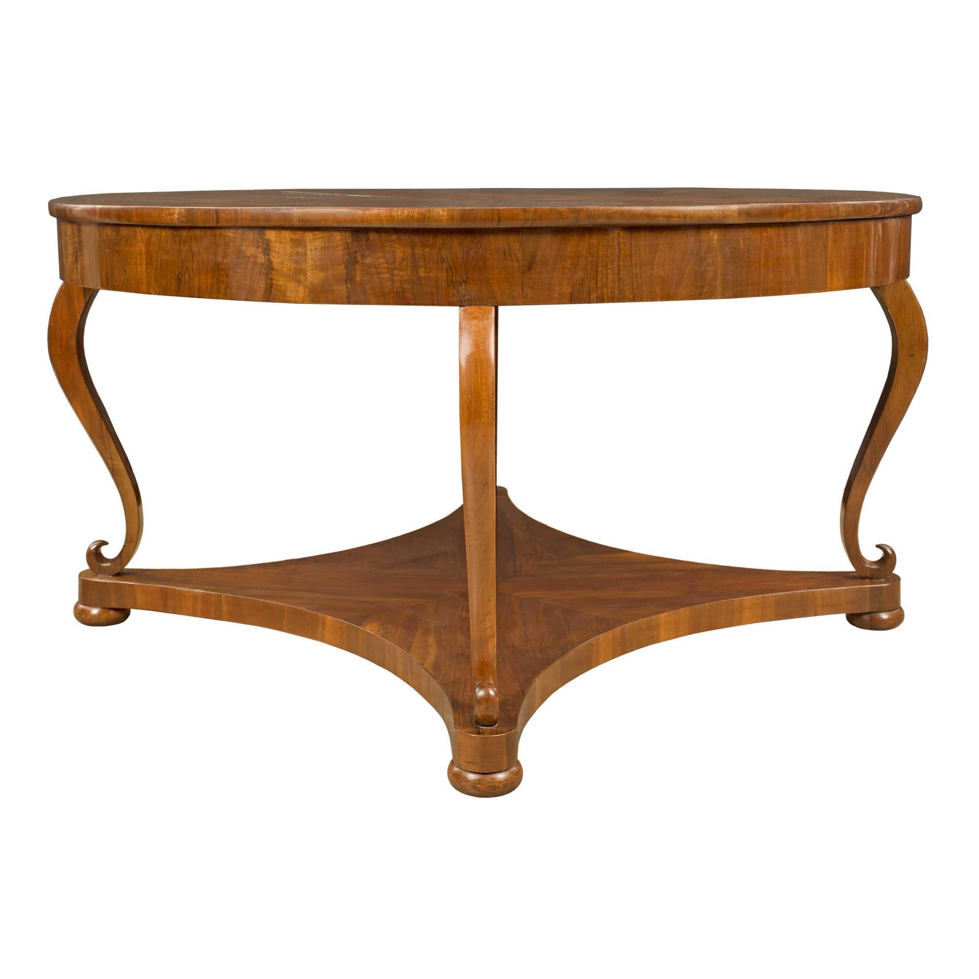 Italian 18th Century Walnut Circular/Oval Center Table In Good Condition In West Palm Beach, FL