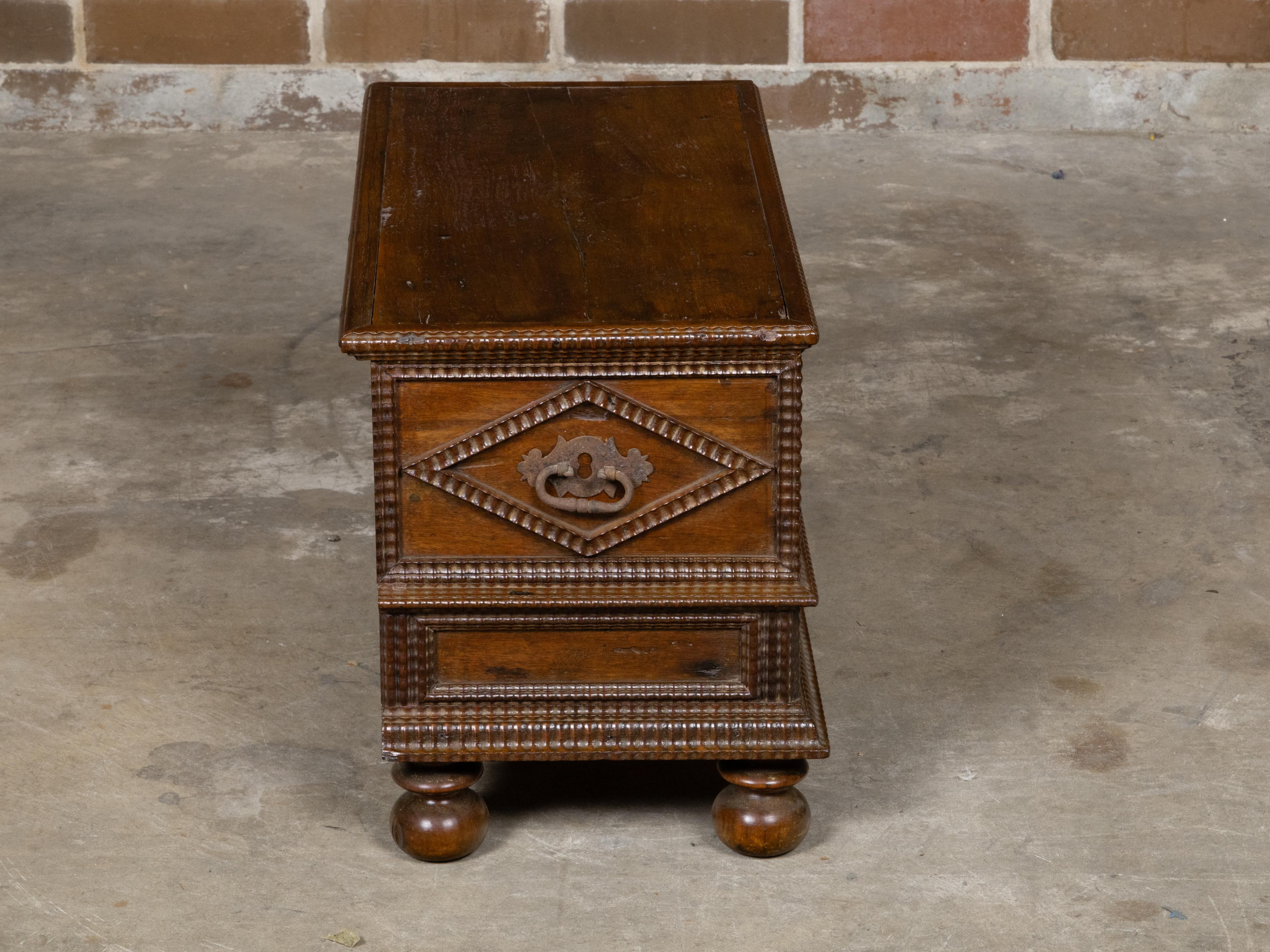 Italian 18th Century Walnut Coffer with Carved Diamond Motifs and Drawers For Sale 2