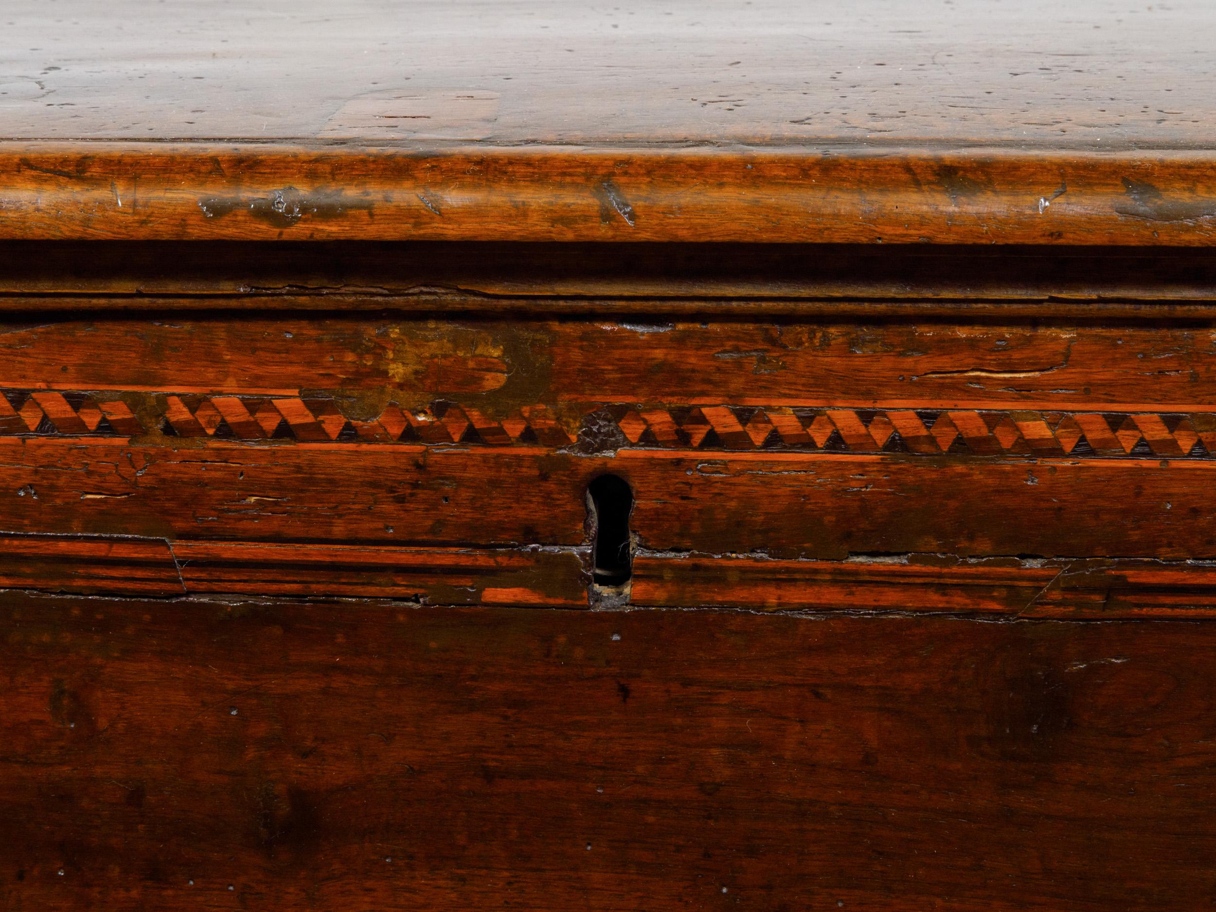 Cassettone italiano del XVIII secolo in noce con piano d'appoggio, intarsio e piedi a staffa in vendita 6