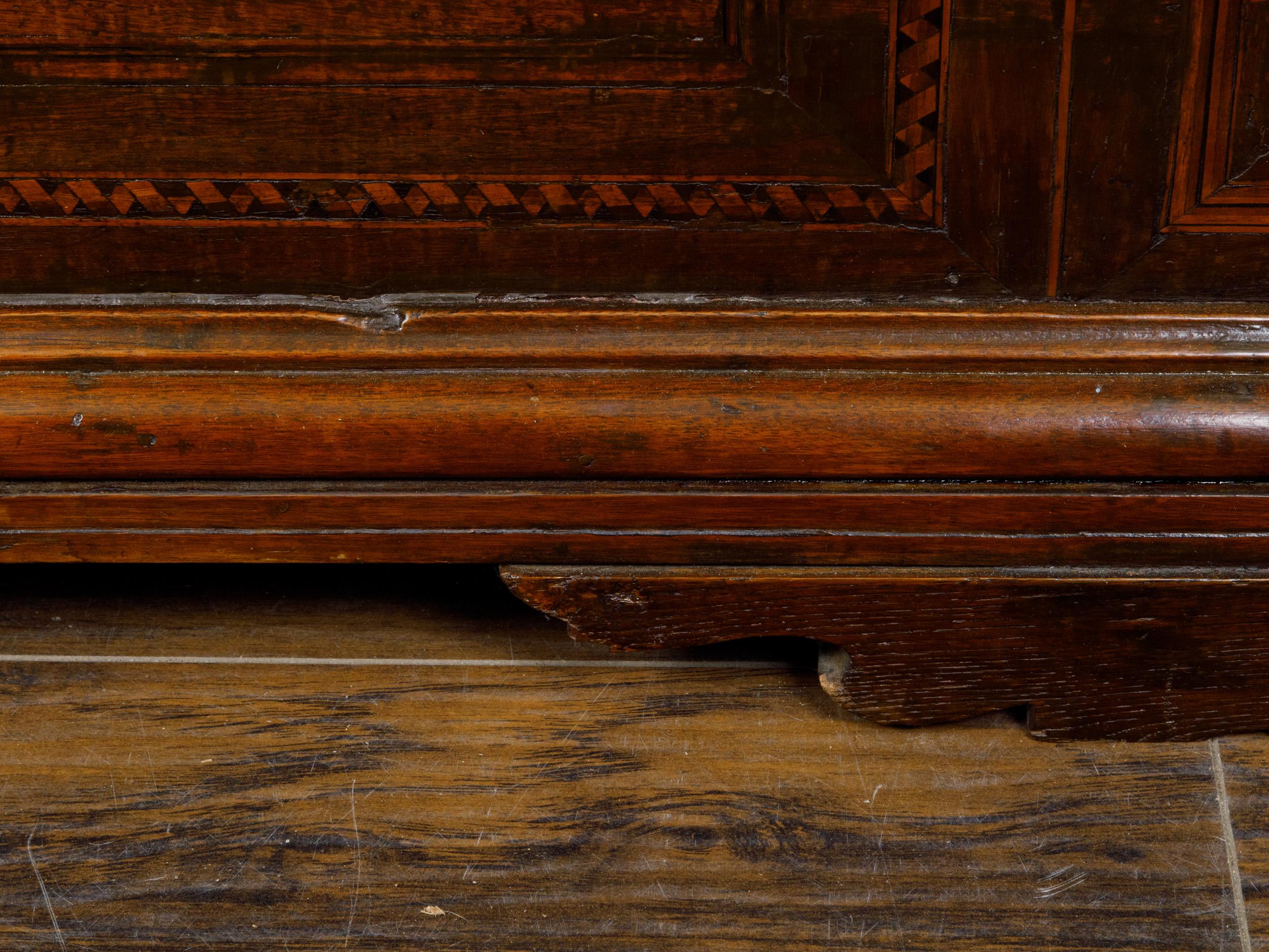 Cassettone italiano del XVIII secolo in noce con piano d'appoggio, intarsio e piedi a staffa in vendita 7