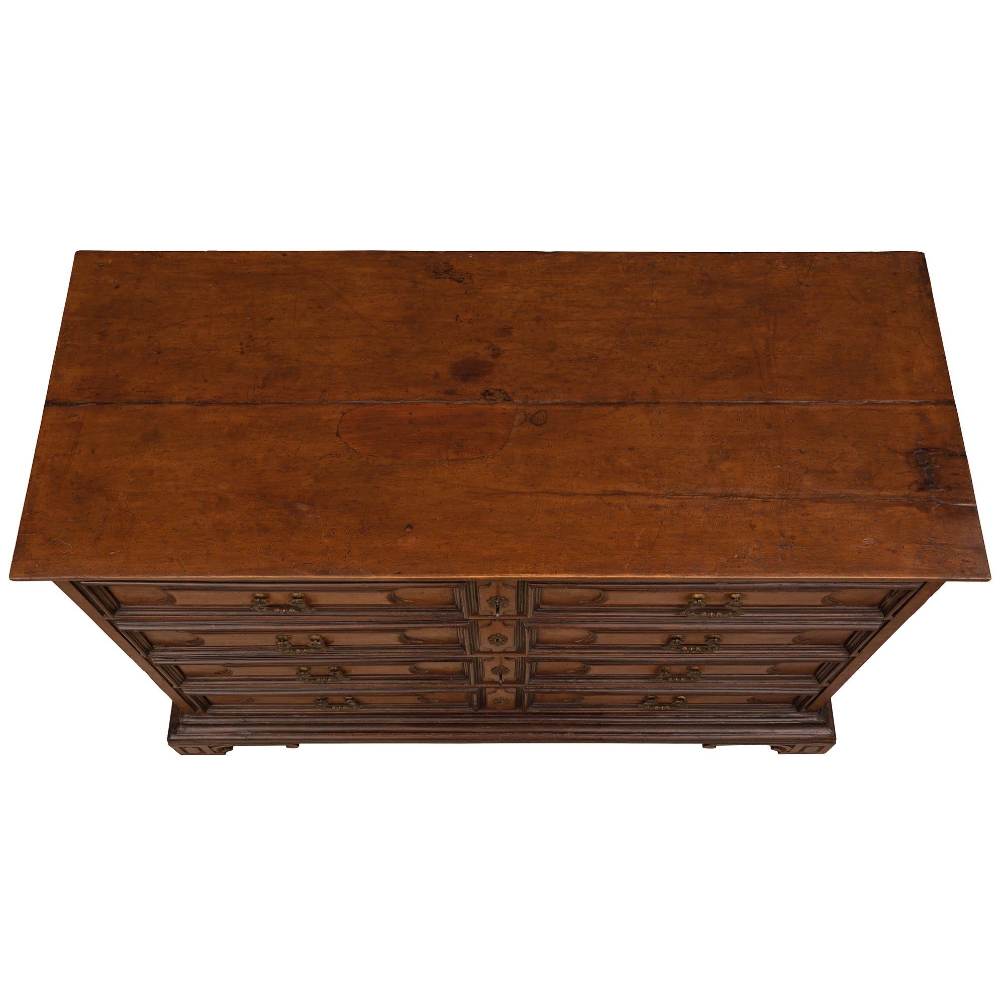 Bellissima commode a quattro cassetti in noce del XVIII secolo proveniente dalla Toscana. La cassapanca è sollevata da quattro piedi a blocco con un disegno quadrato intagliato ed eleganti movimenti a voluta. Sopra il fregio screziato si trovano
