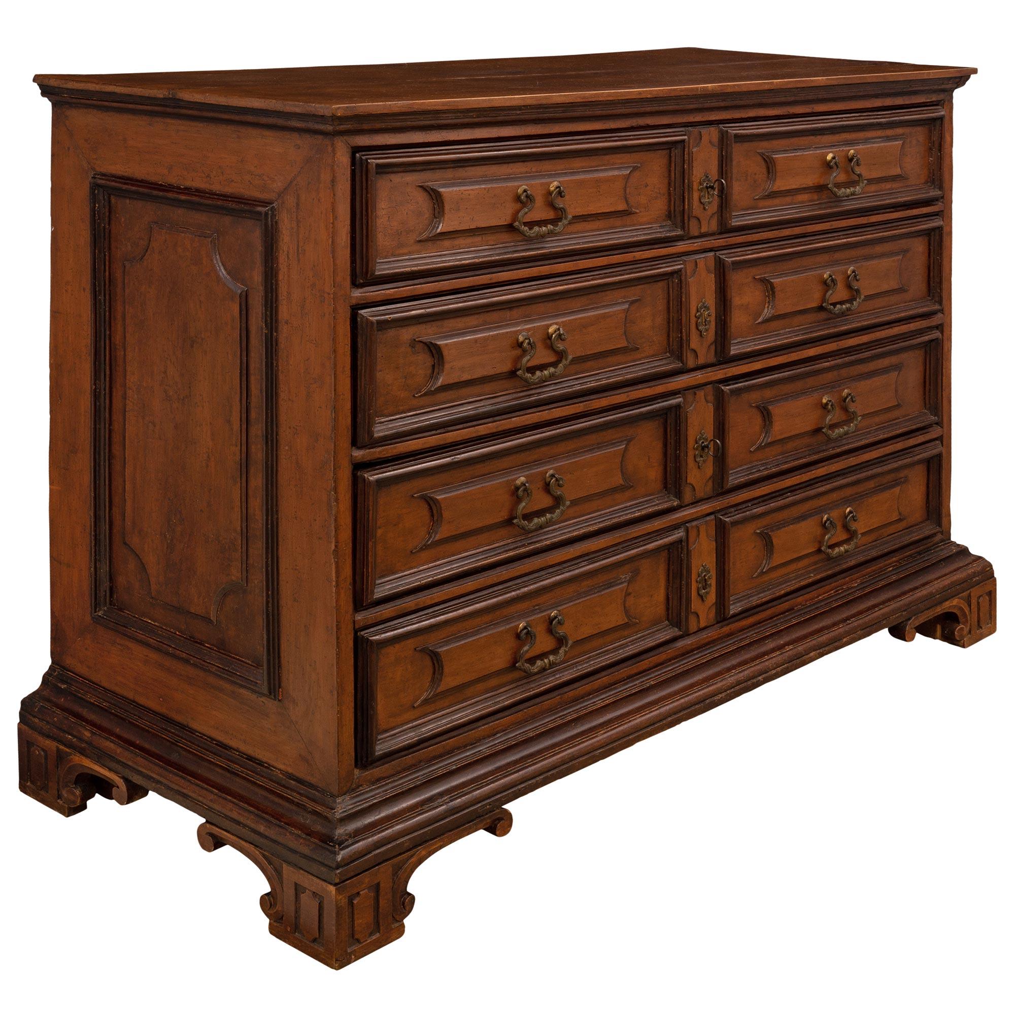 Italian 18th Century Walnut Commode from Tuscany In Good Condition For Sale In West Palm Beach, FL