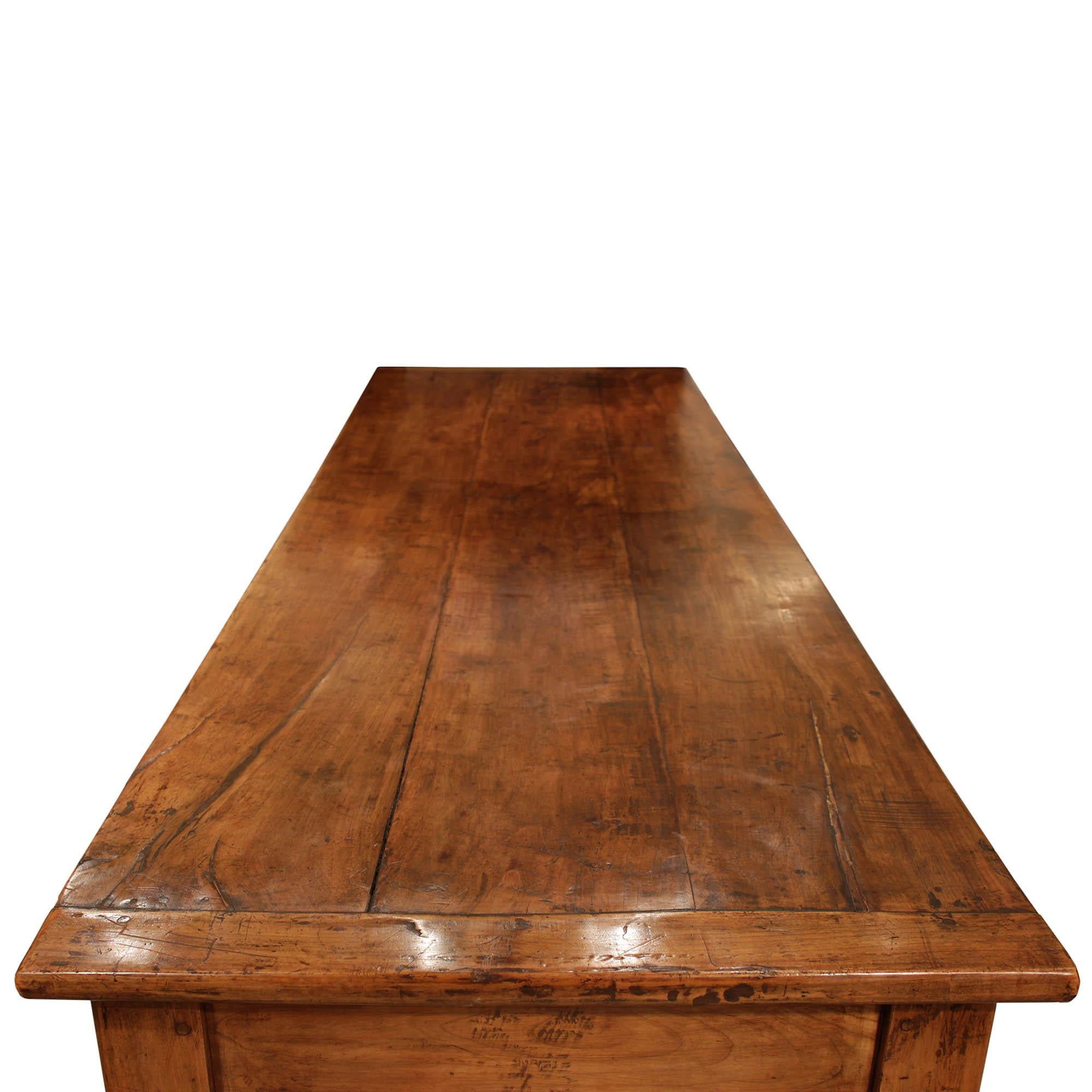 Italian 18th Century Walnut Country Table For Sale 1