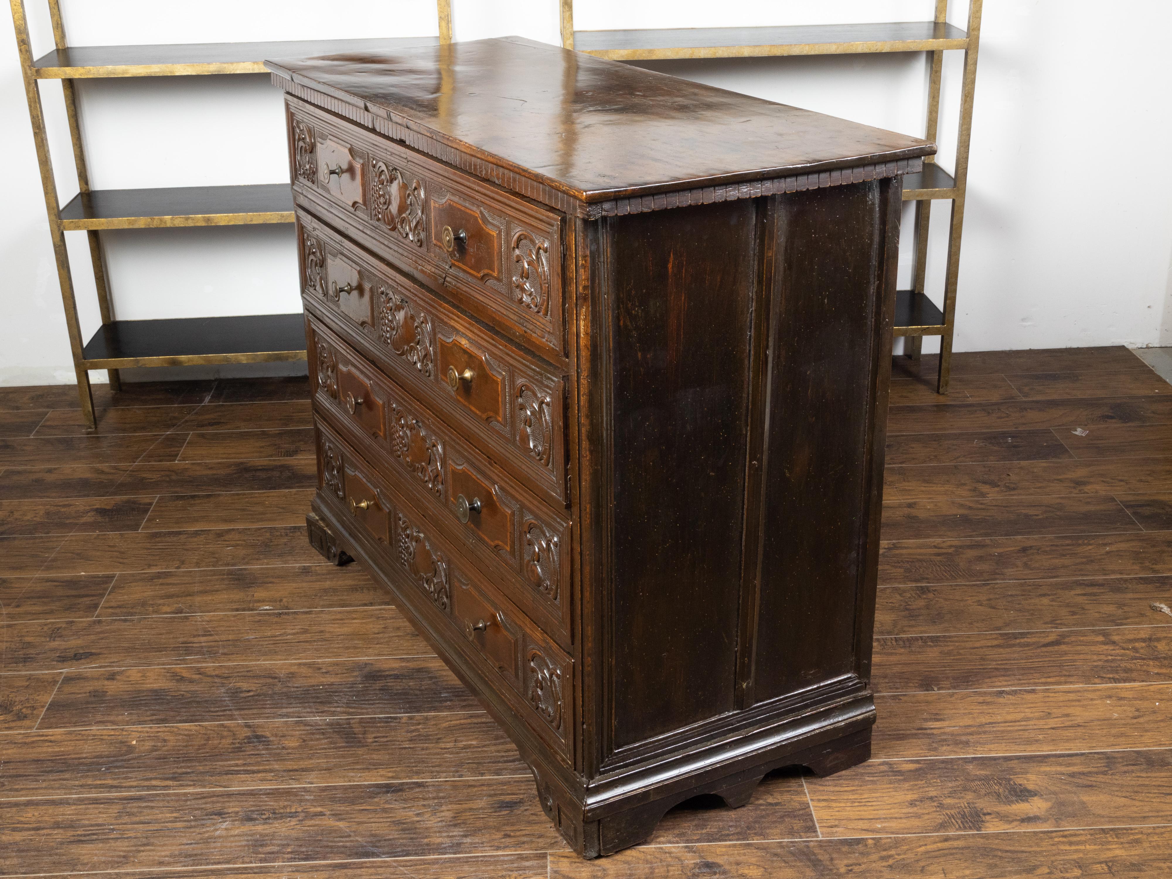 Italian 18th Century Walnut Four-Drawer Commode with Carved Scrolls and Grapes For Sale 10