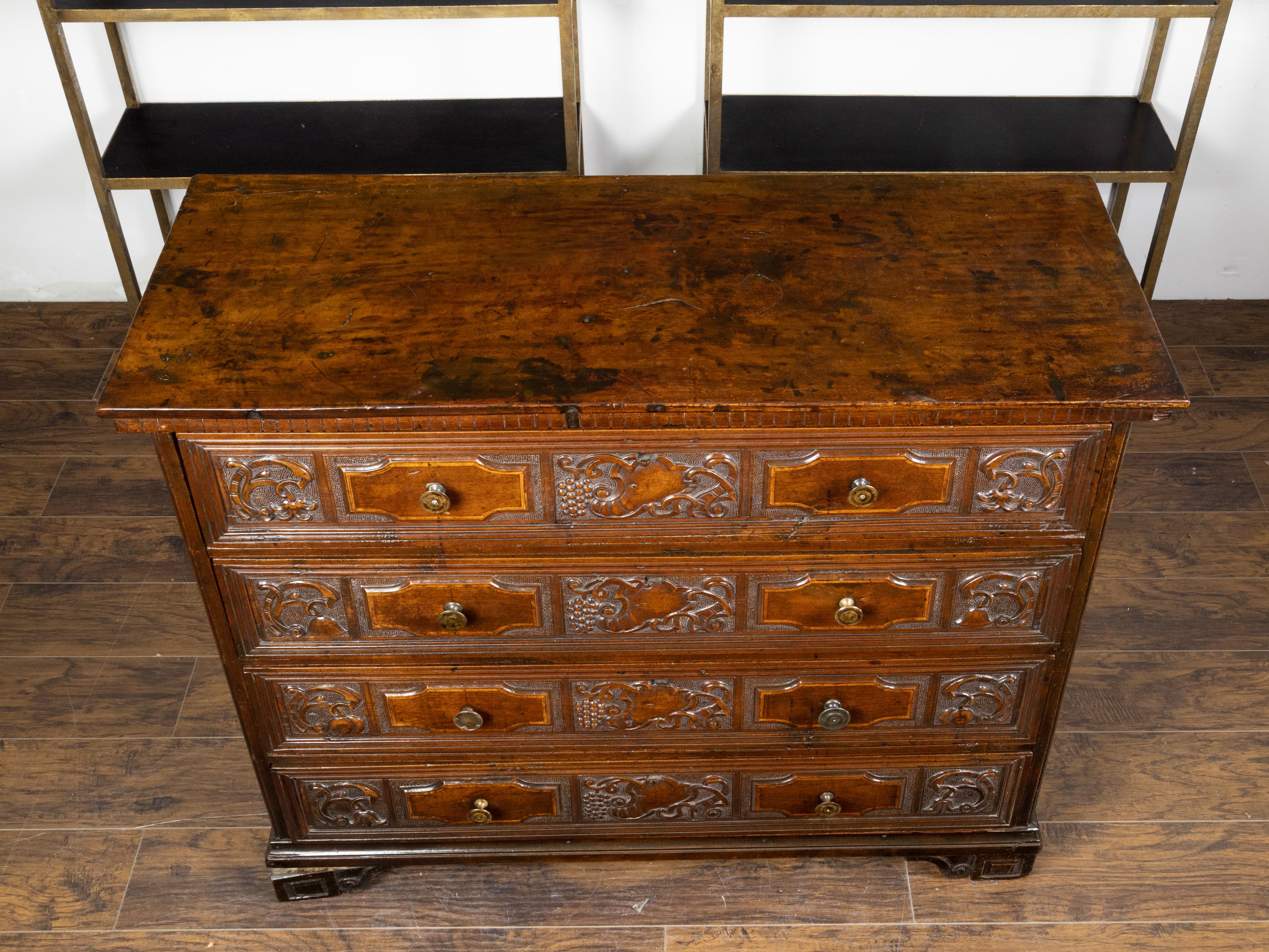 Italian 18th Century Walnut Four-Drawer Commode with Carved Scrolls and Grapes In Good Condition For Sale In Atlanta, GA